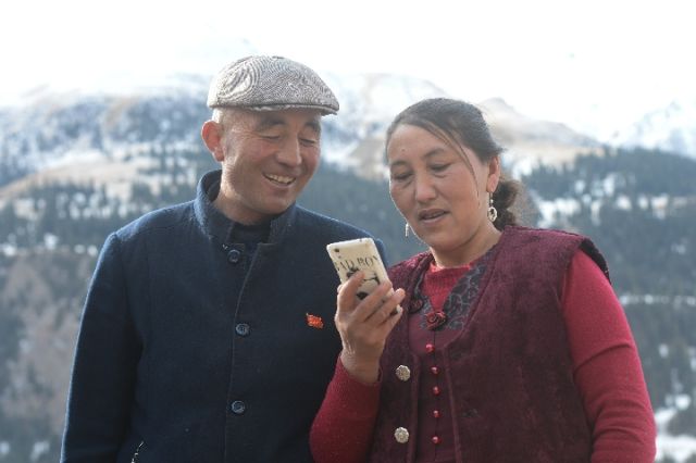 “年”元素融入新疆冬牧场：“冬窝子”里晒“福”