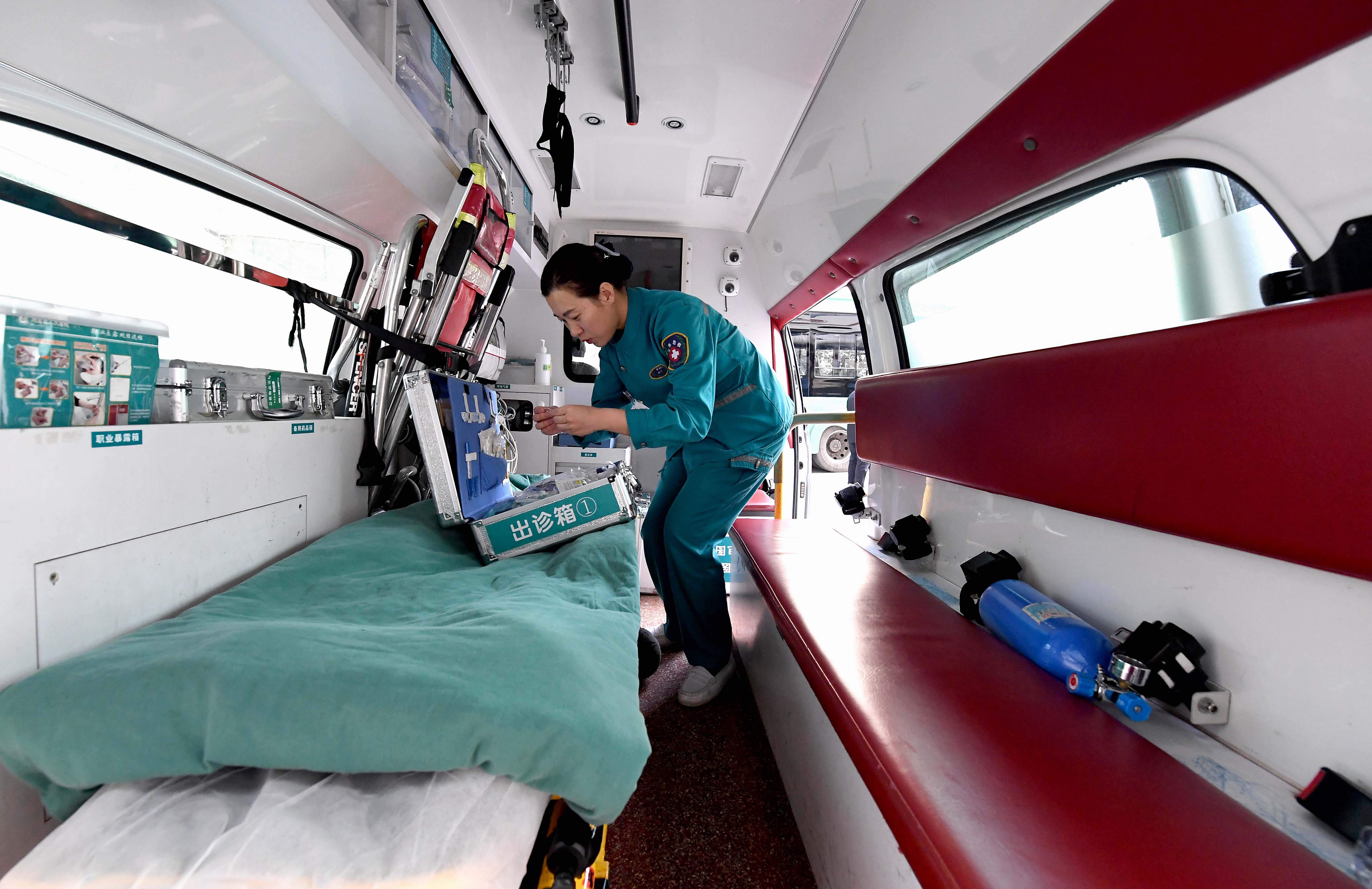 3月7日,韩旭在检查120救护车上的药品和急救器械.