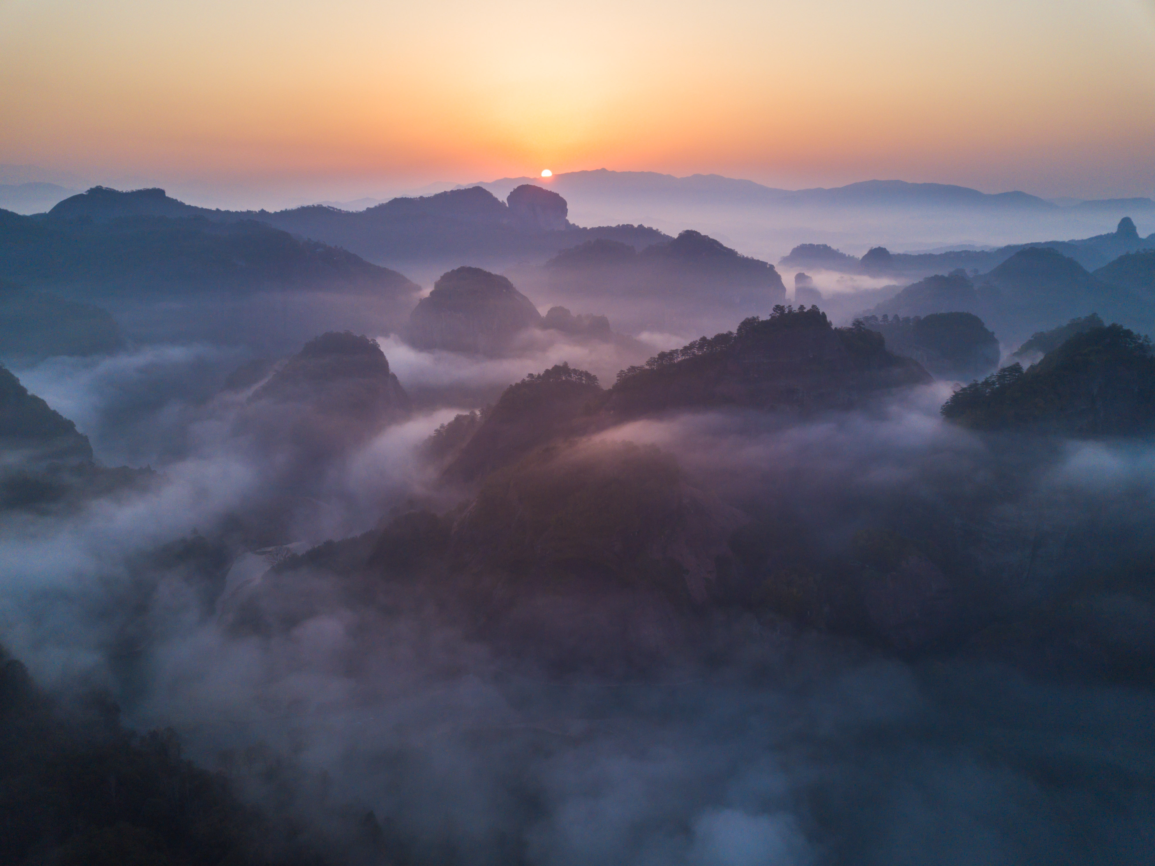 近日,福建武夷山煙雨初歇,天氣放晴,氣溫回升,青山綠水間時有云霧繚繞