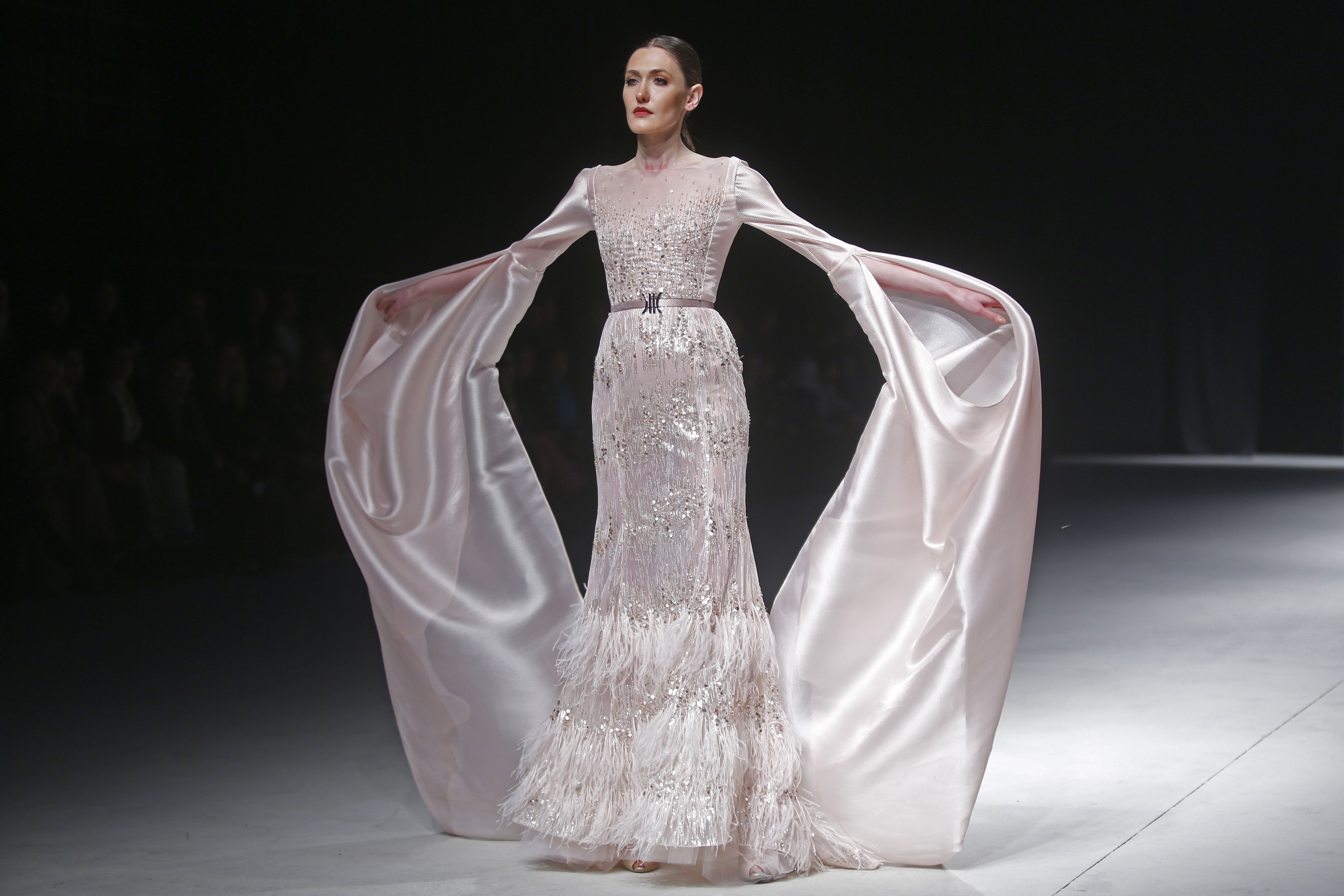 模特展示黎巴嫩品牌优素福·卡蒙的服饰