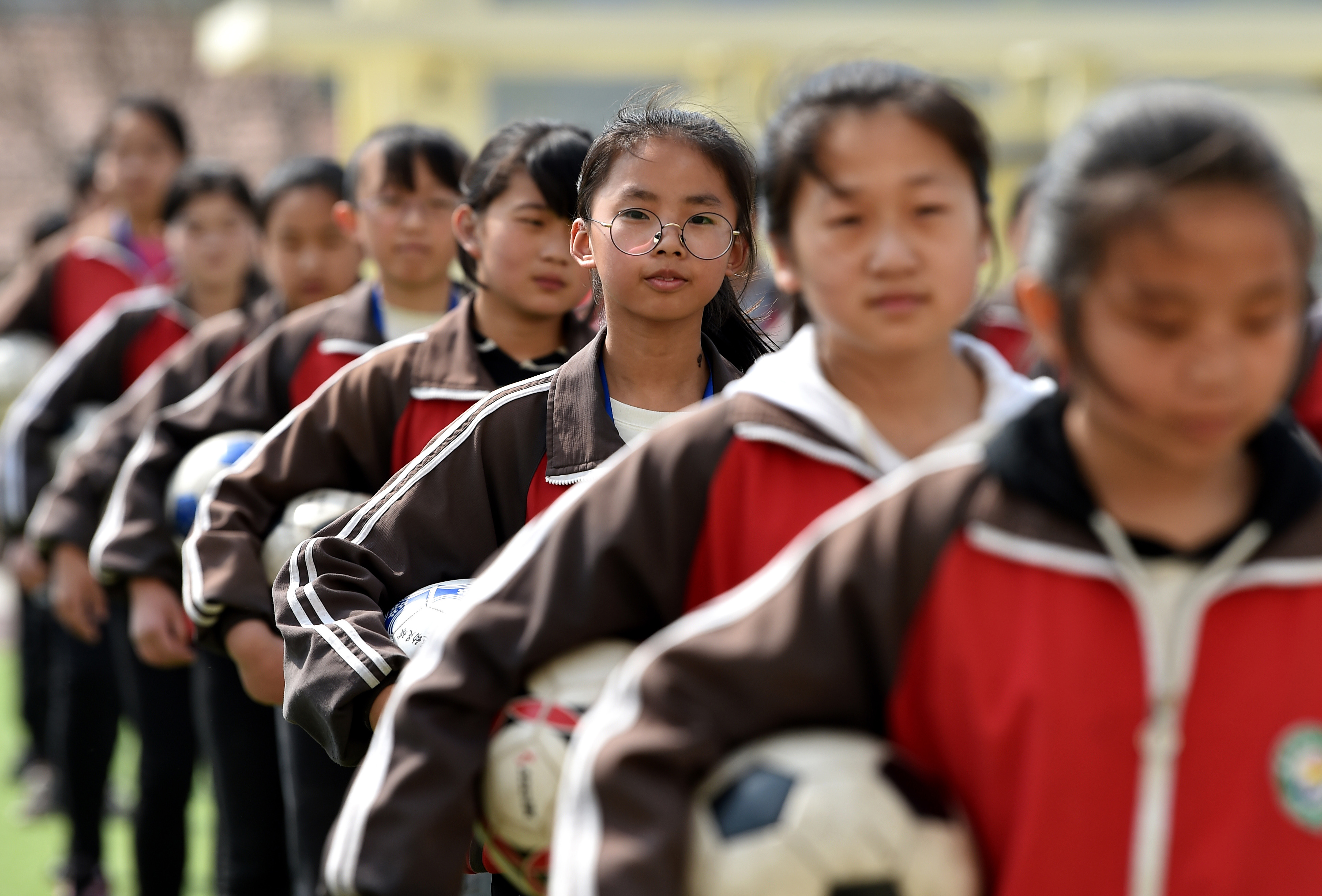 这是学生们在做足球操(4月18日摄).新华社记者詹彦摄