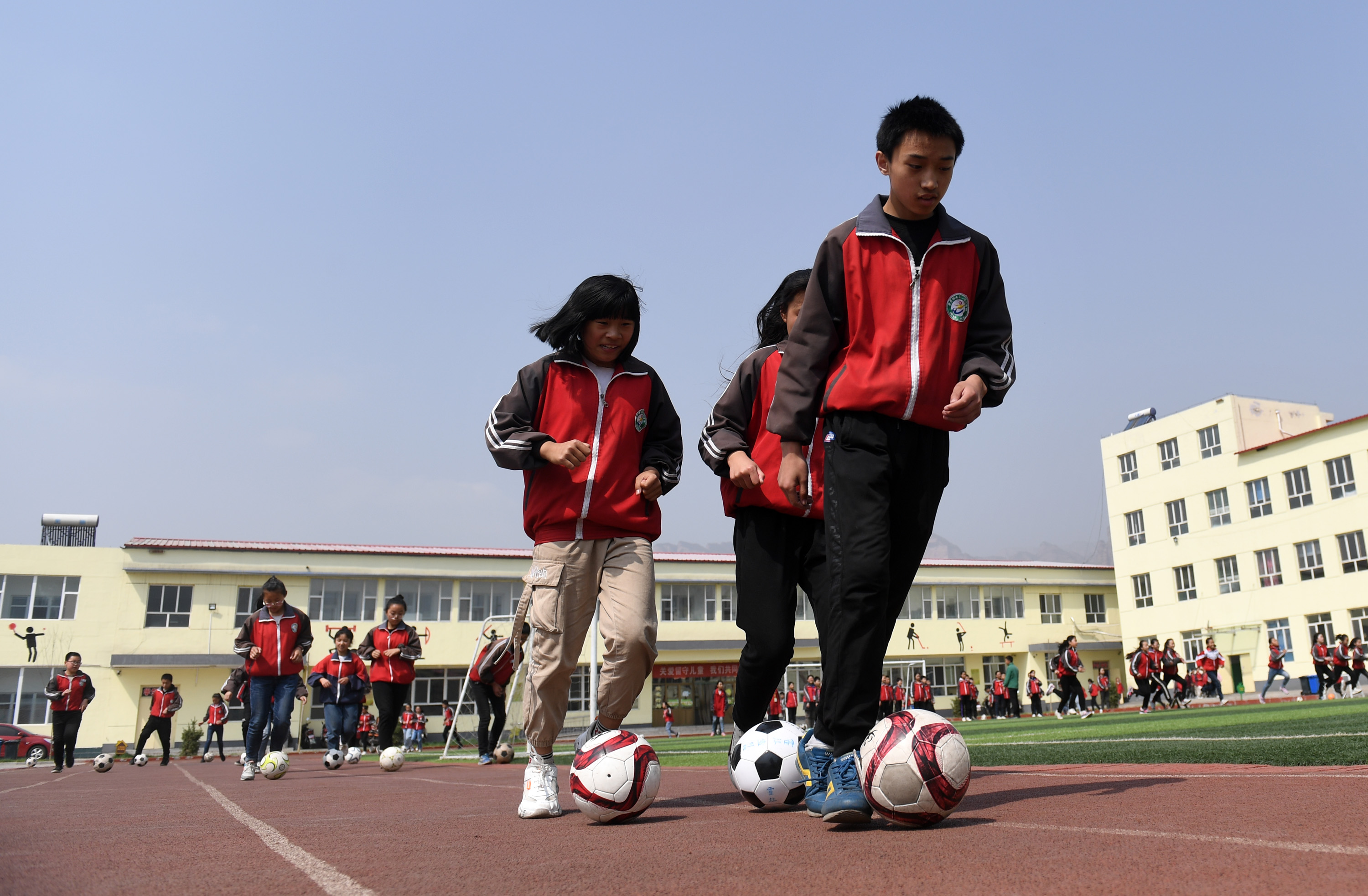这是学生们在练习带球(4月18日摄)新华社记者李俊东摄