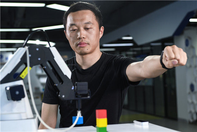 新华社社评:青春万岁 强国有我——献给五四运动100