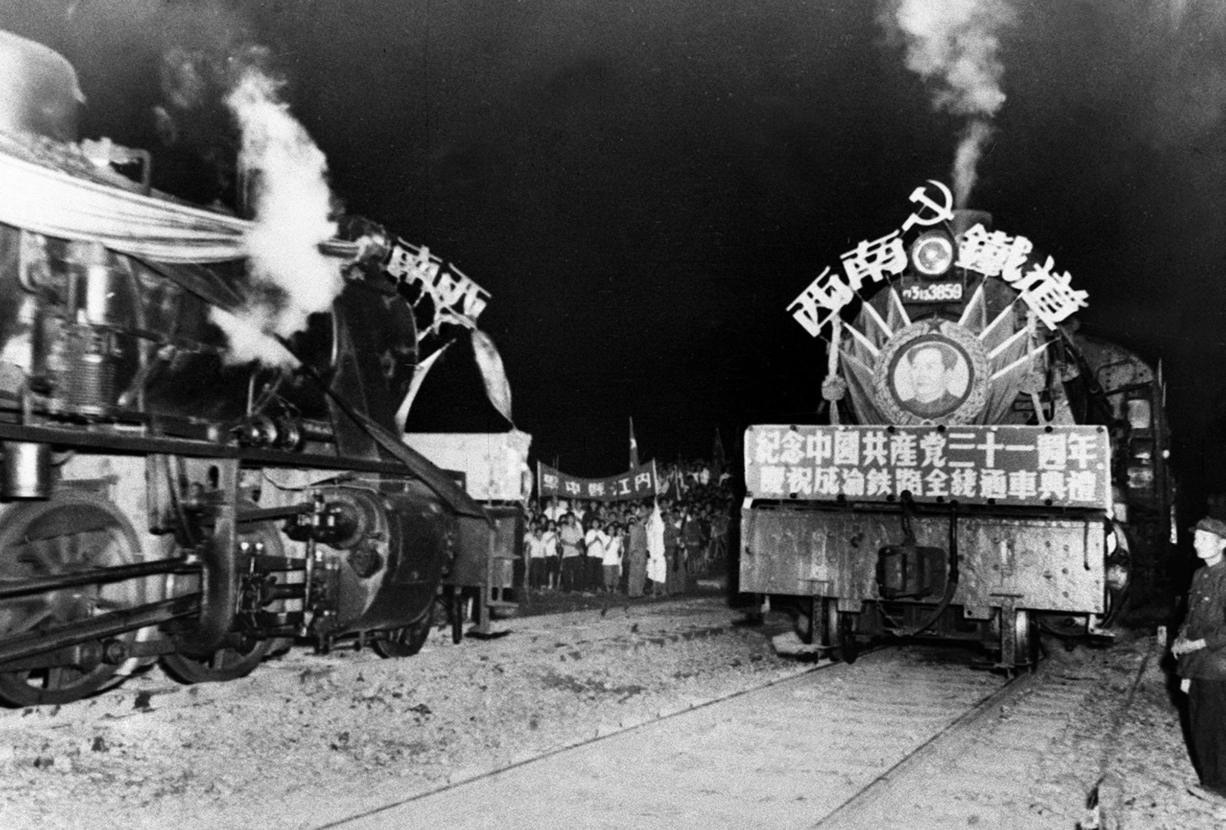 拼版照片:上图为1951年11月底完工的成渝铁路沱江大桥(资料照片