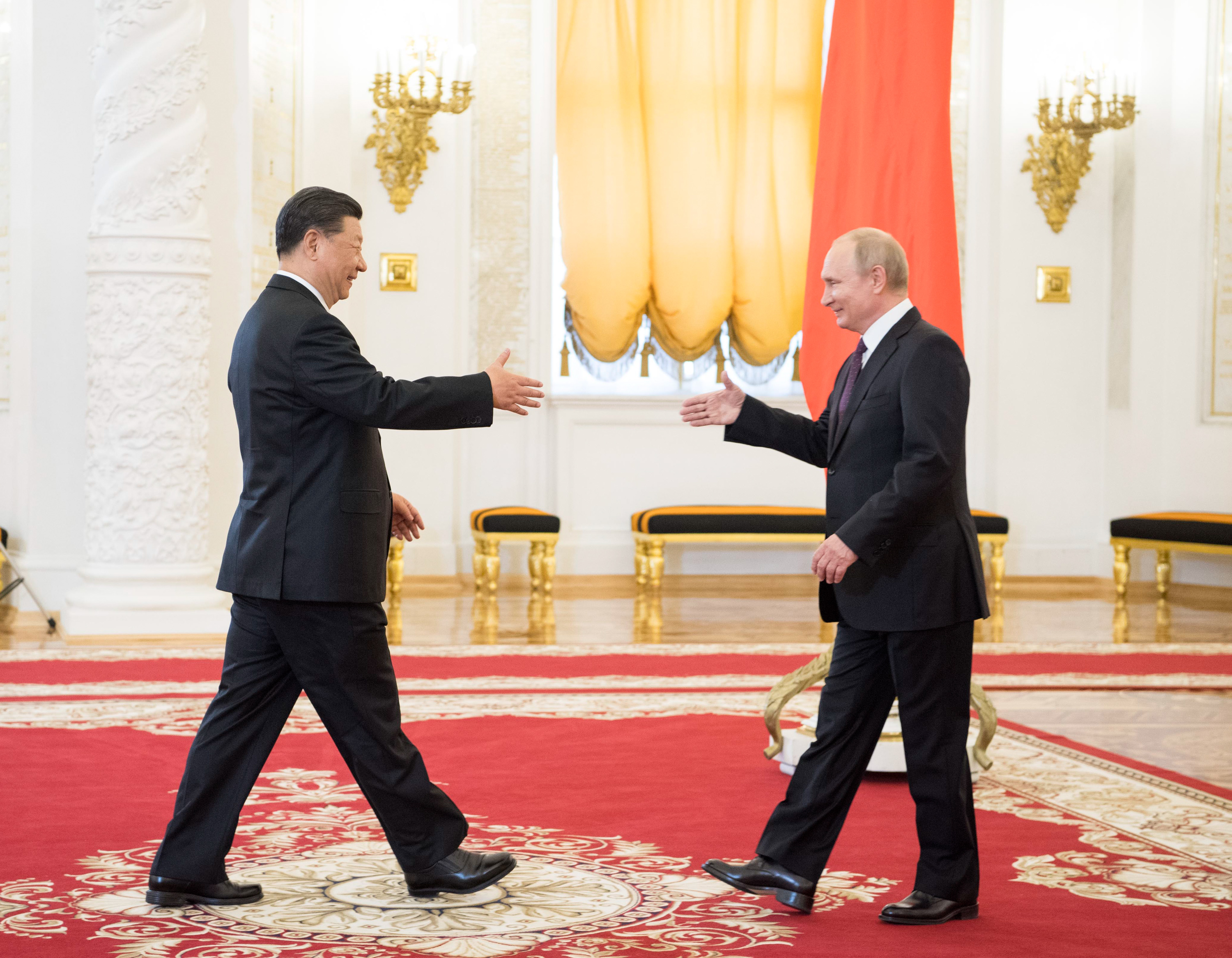 普京抵达白俄罗斯与礼仪握手一幕