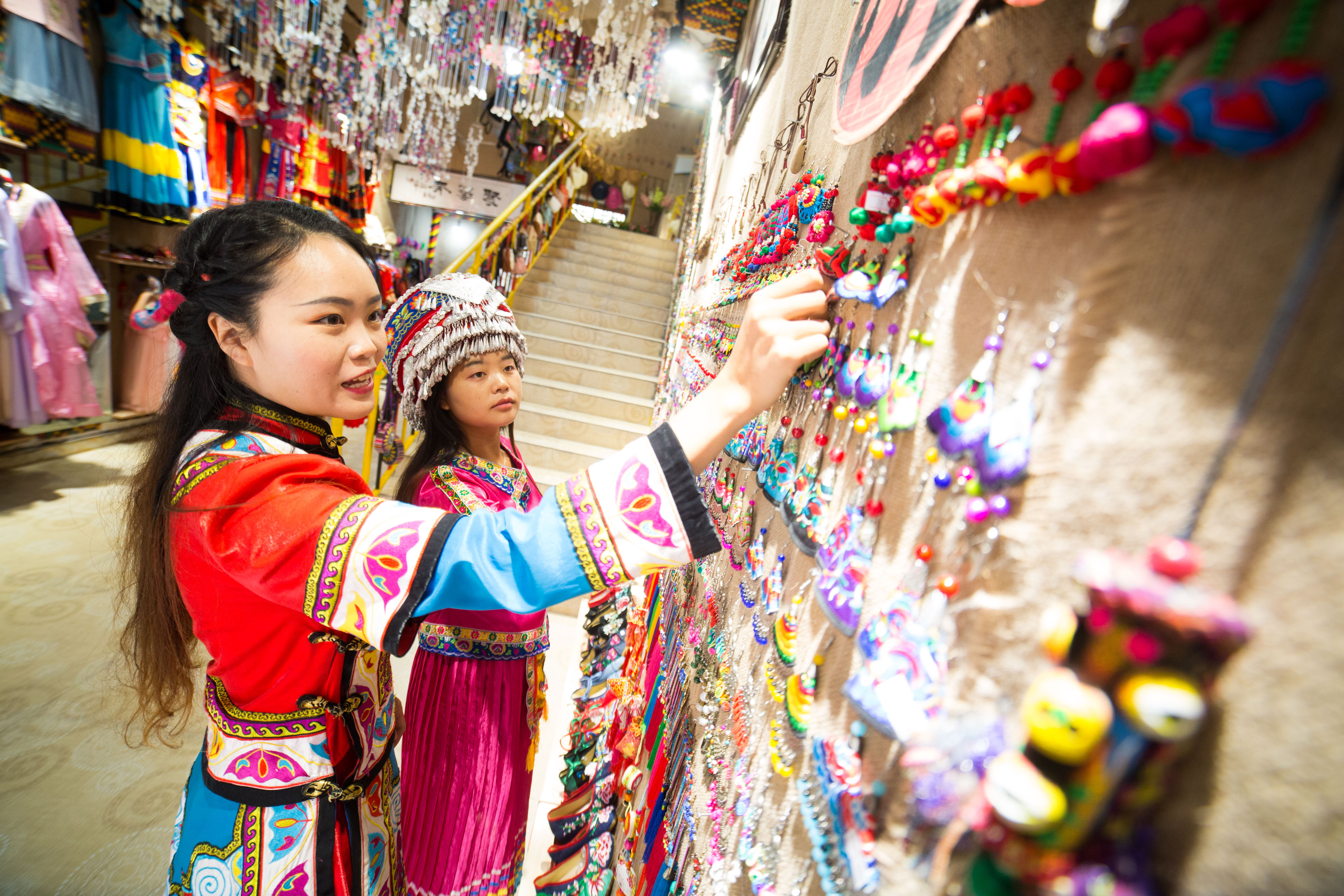 安置区里创业的"90后"彝族女孩