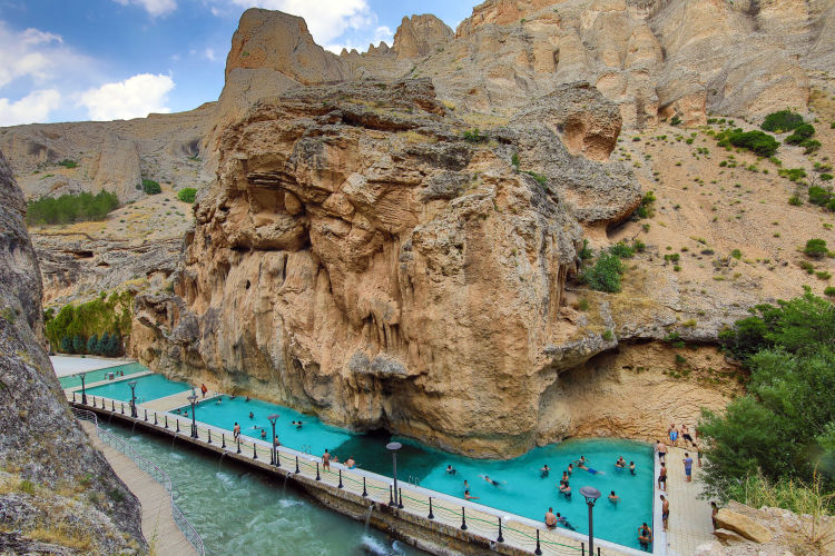 7月15日,在土耳其马拉蒂亚省托赫马峡谷,人们在泳池中纳凉.