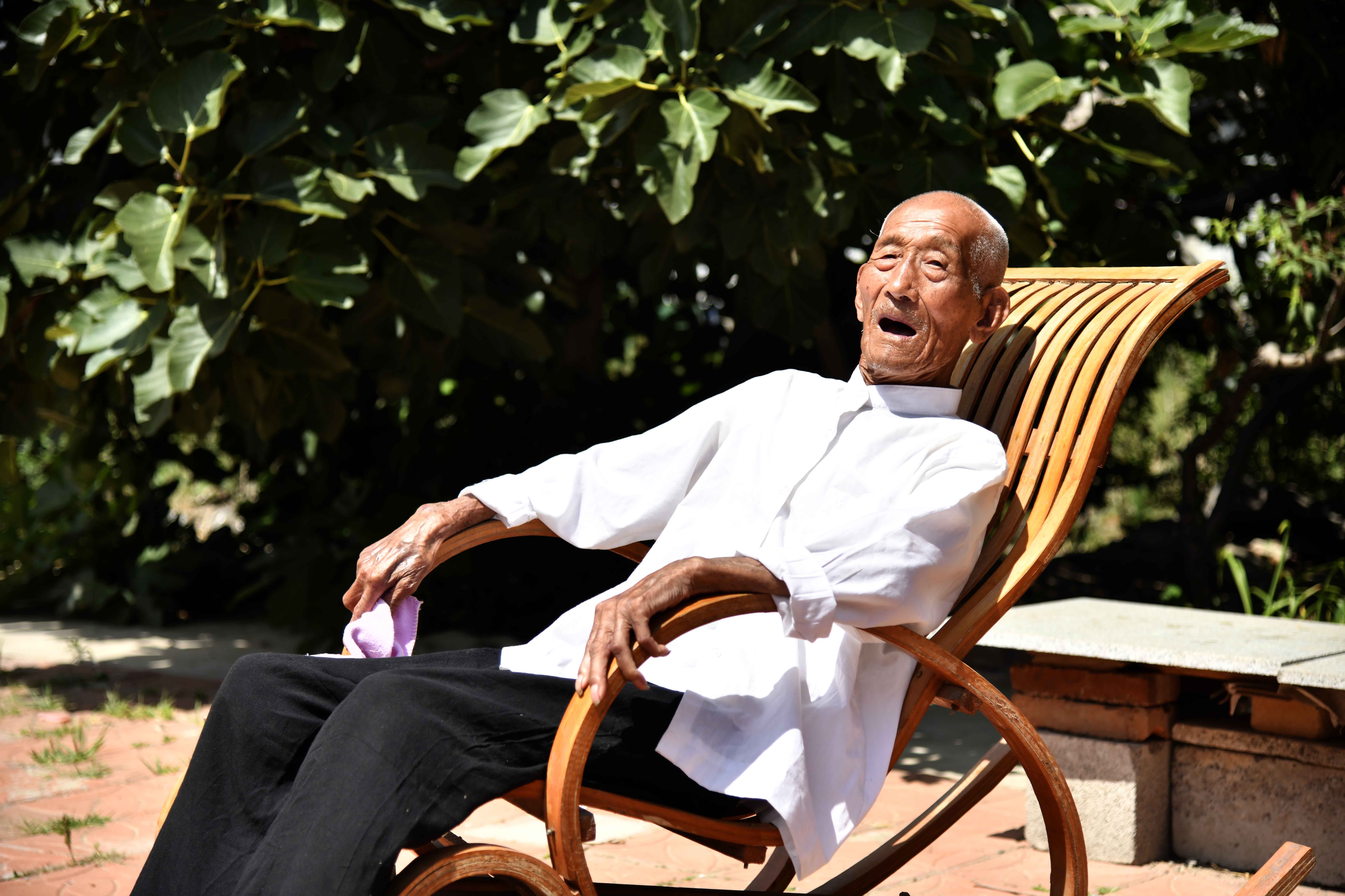 7月18日,在蓬莱市北沟镇阎家村,98岁的活烈士阎寿光在躺椅上休息