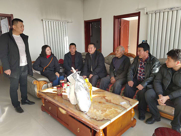 郝永红(左一)和高悦在村民家中.