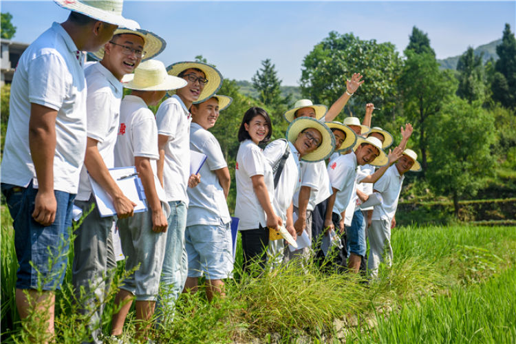 她和60余名党员组成青年扶贫先遣队,白天走村串户,晚上开会研讨.