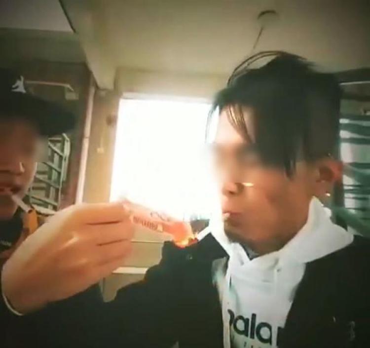 男主播回应在直播中用“人民币”点烟：用的是假币