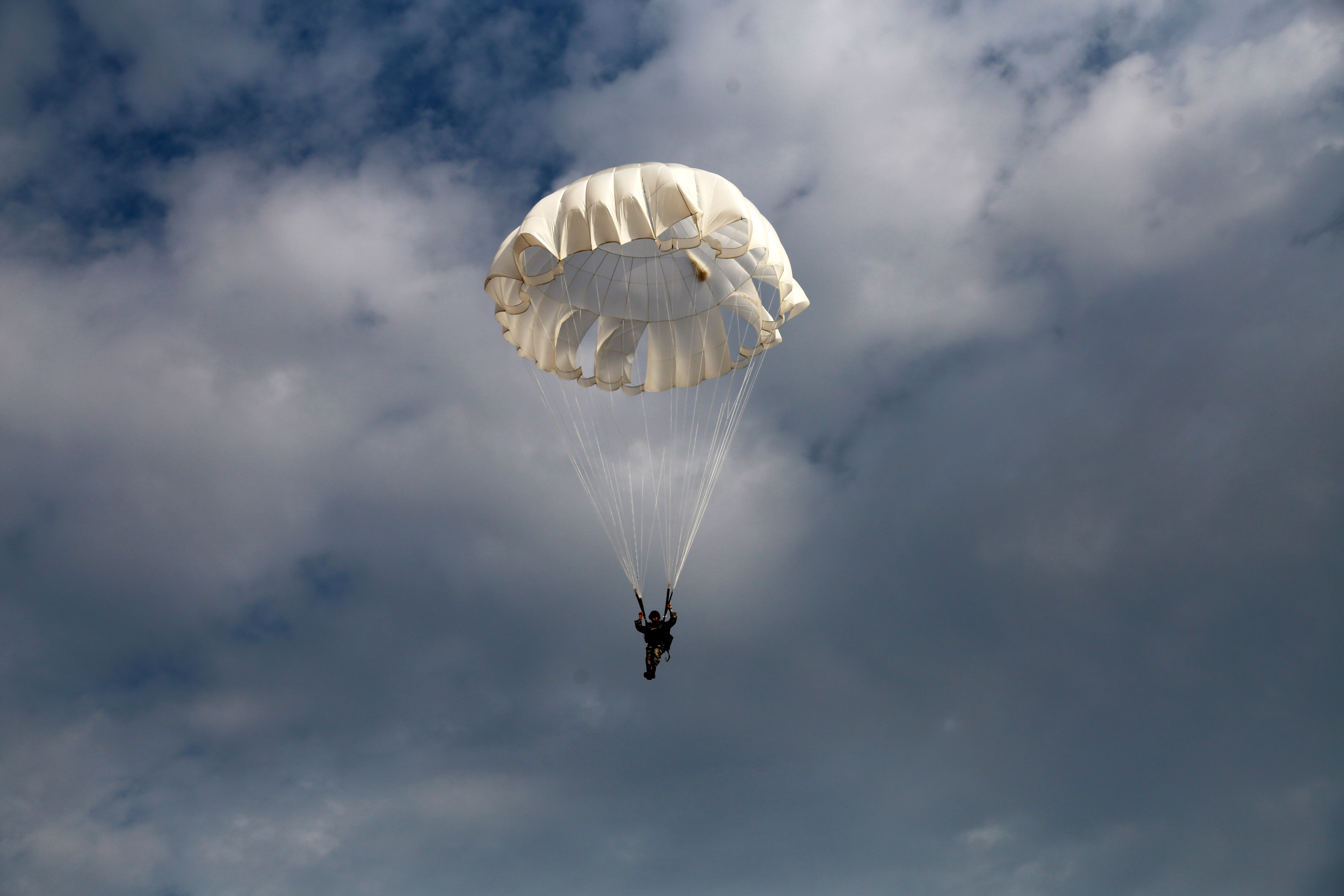 军用降落伞图片
