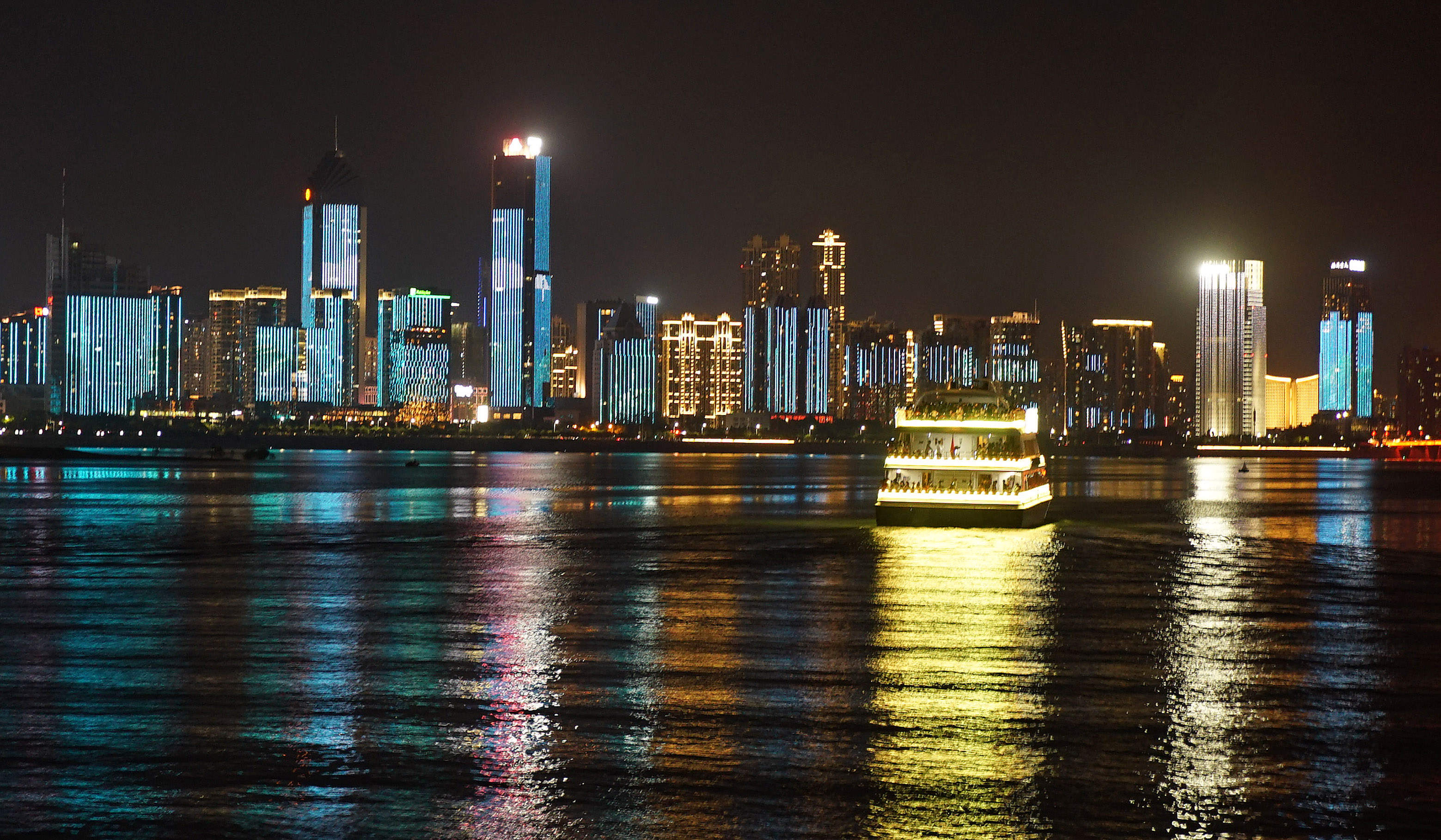 江西南昌:清爽夏夜游(新华社8月7日报道)