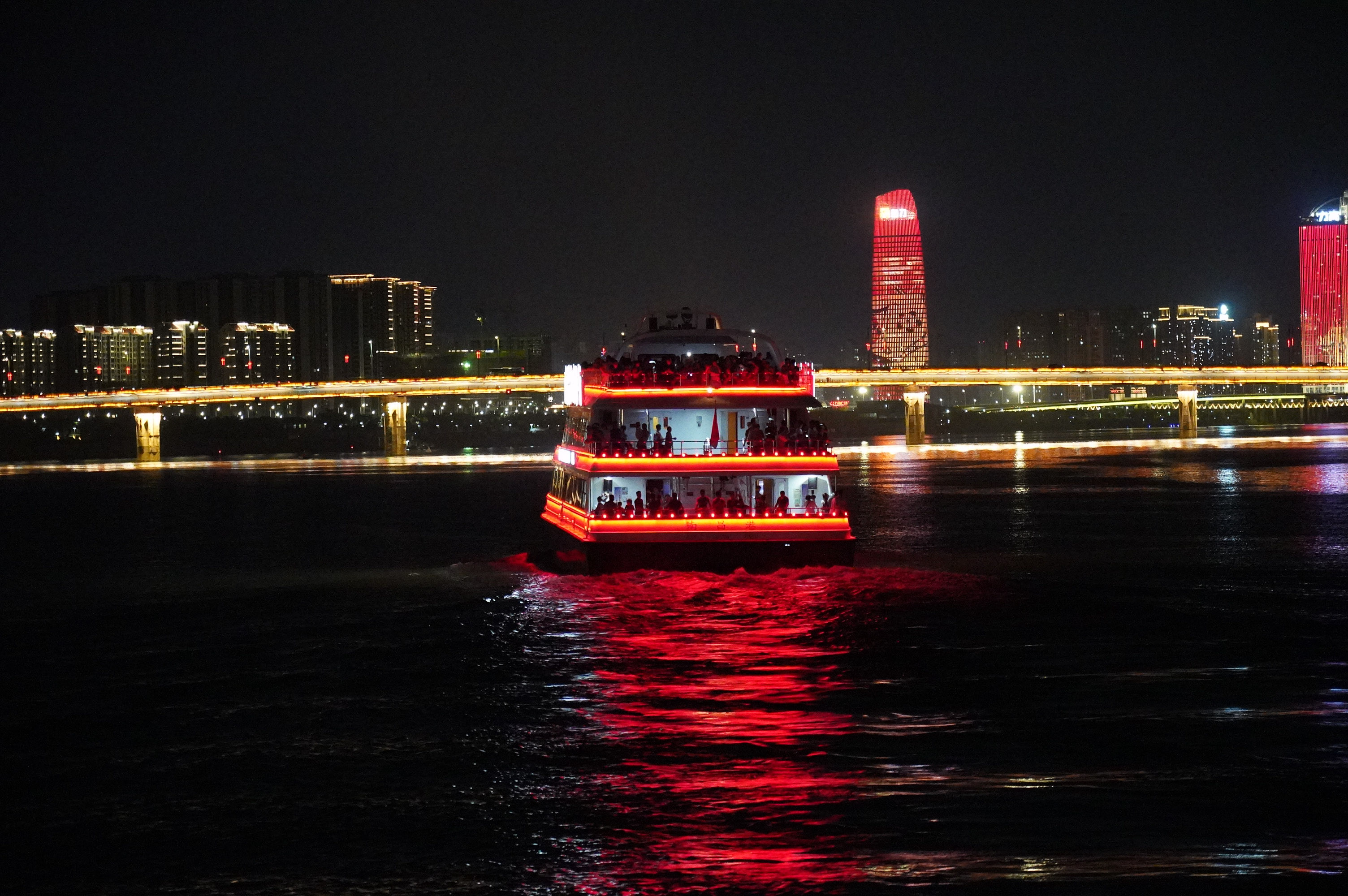 在江西南昌,游客在游轮上观赏夜景(8月6日摄)