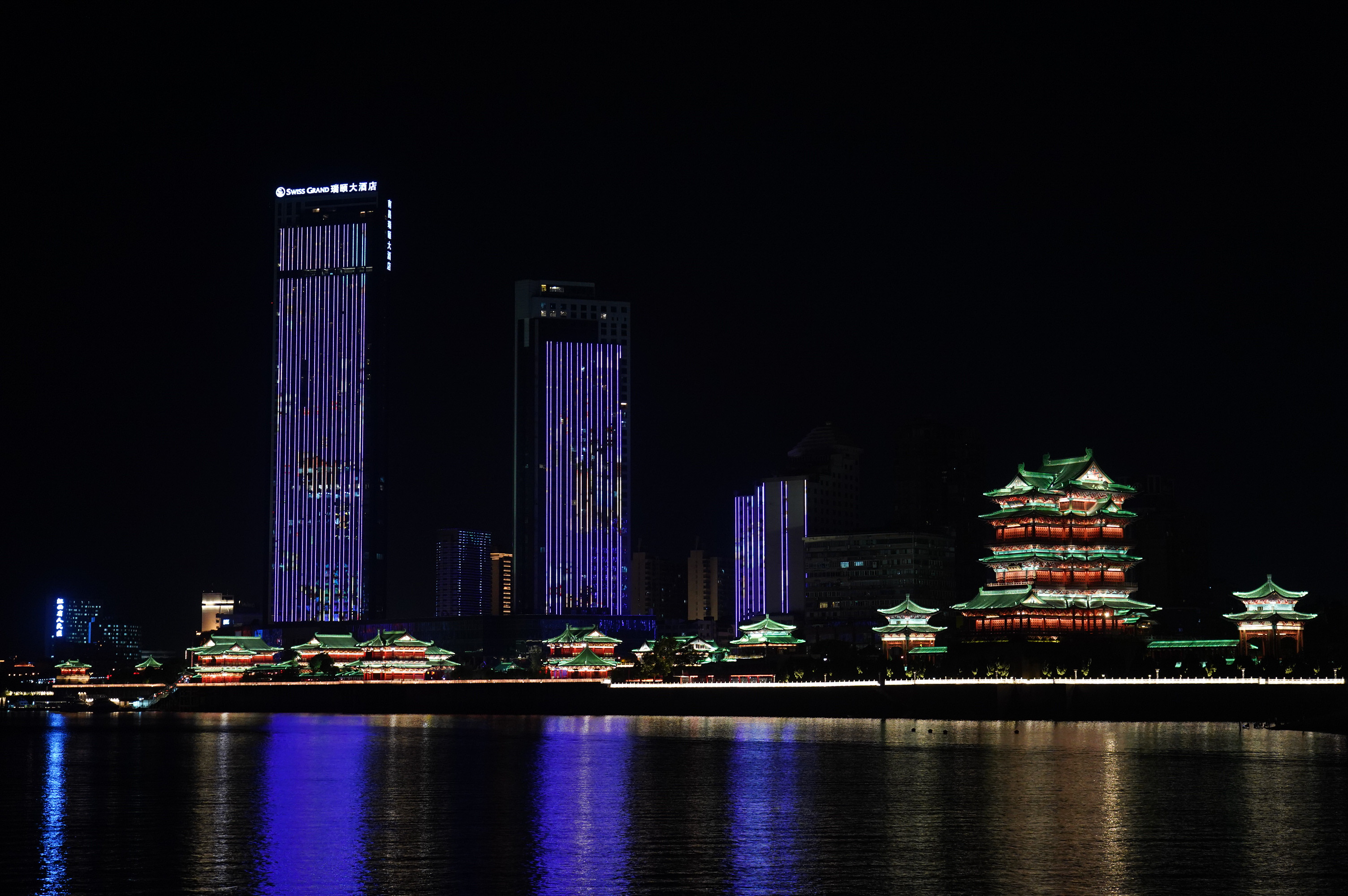 在江西南昌,游客在游上观赏夜景(8月6日摄).