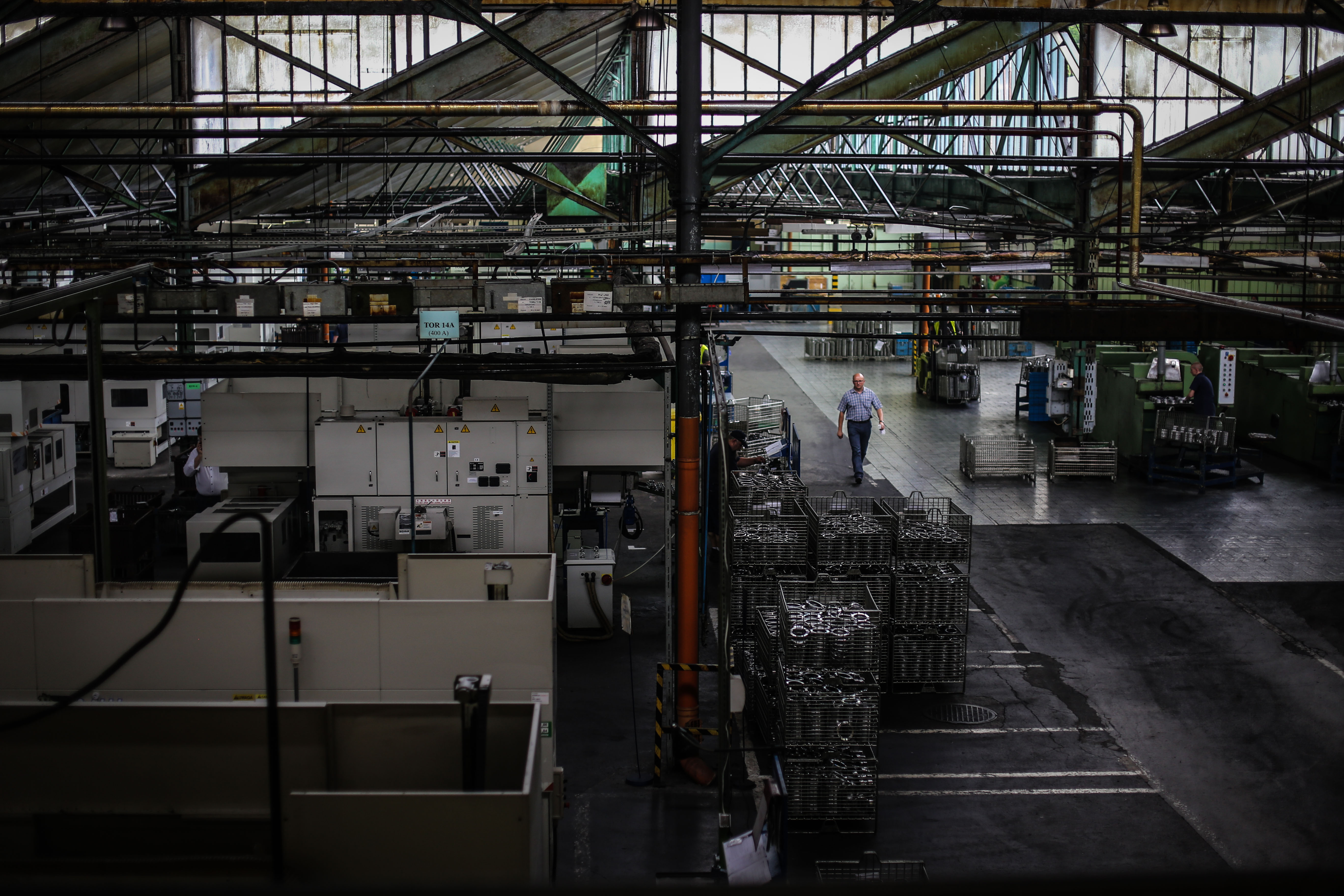 卢布林省的克拉希尼克轴承厂,有着25年工龄的申科夫斯基从车间走过