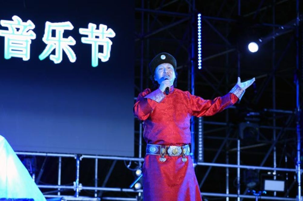 蒙古族歌手齐峰做客图片