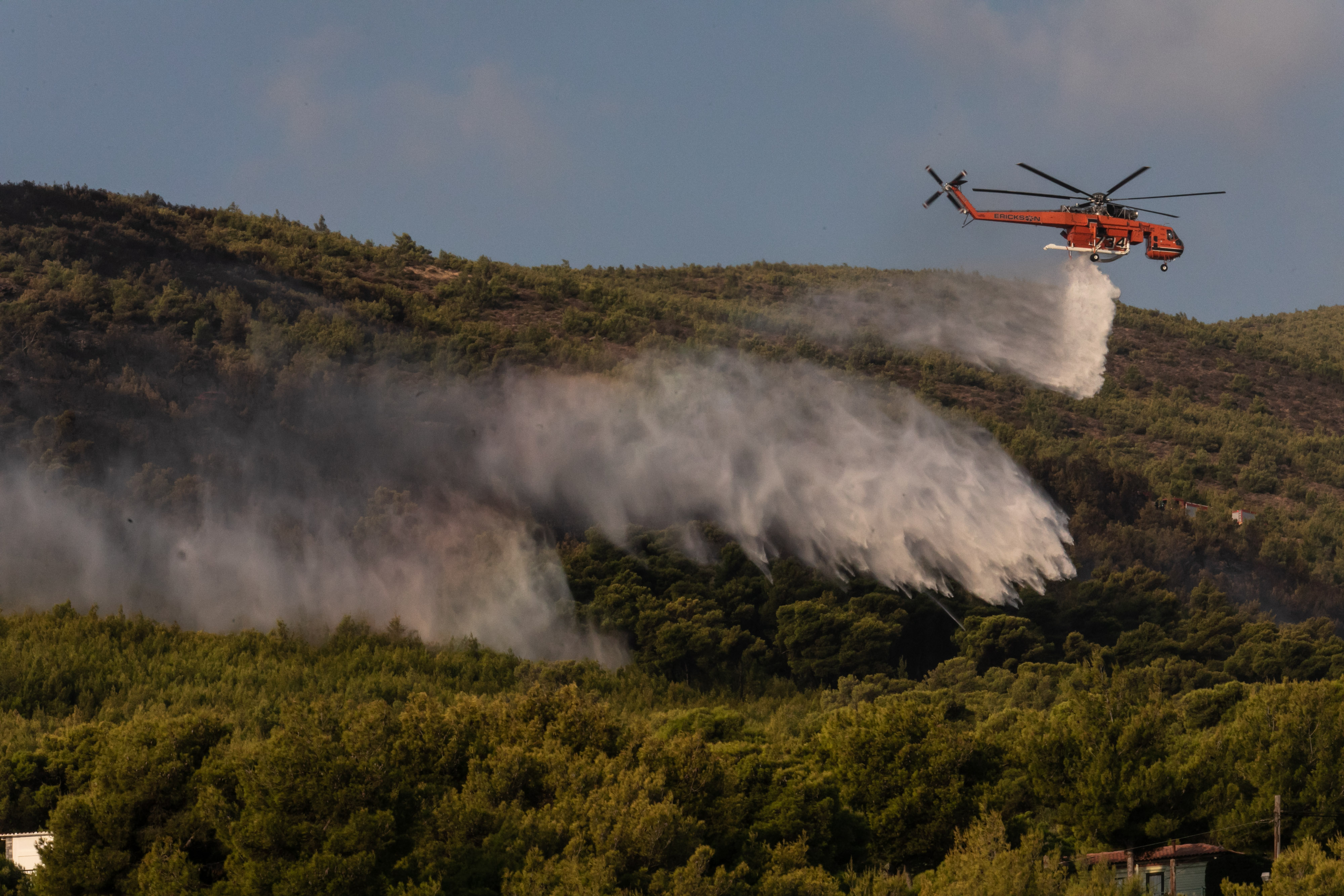 9月5日,在希腊雅典附近,直升机参与灭火行动.