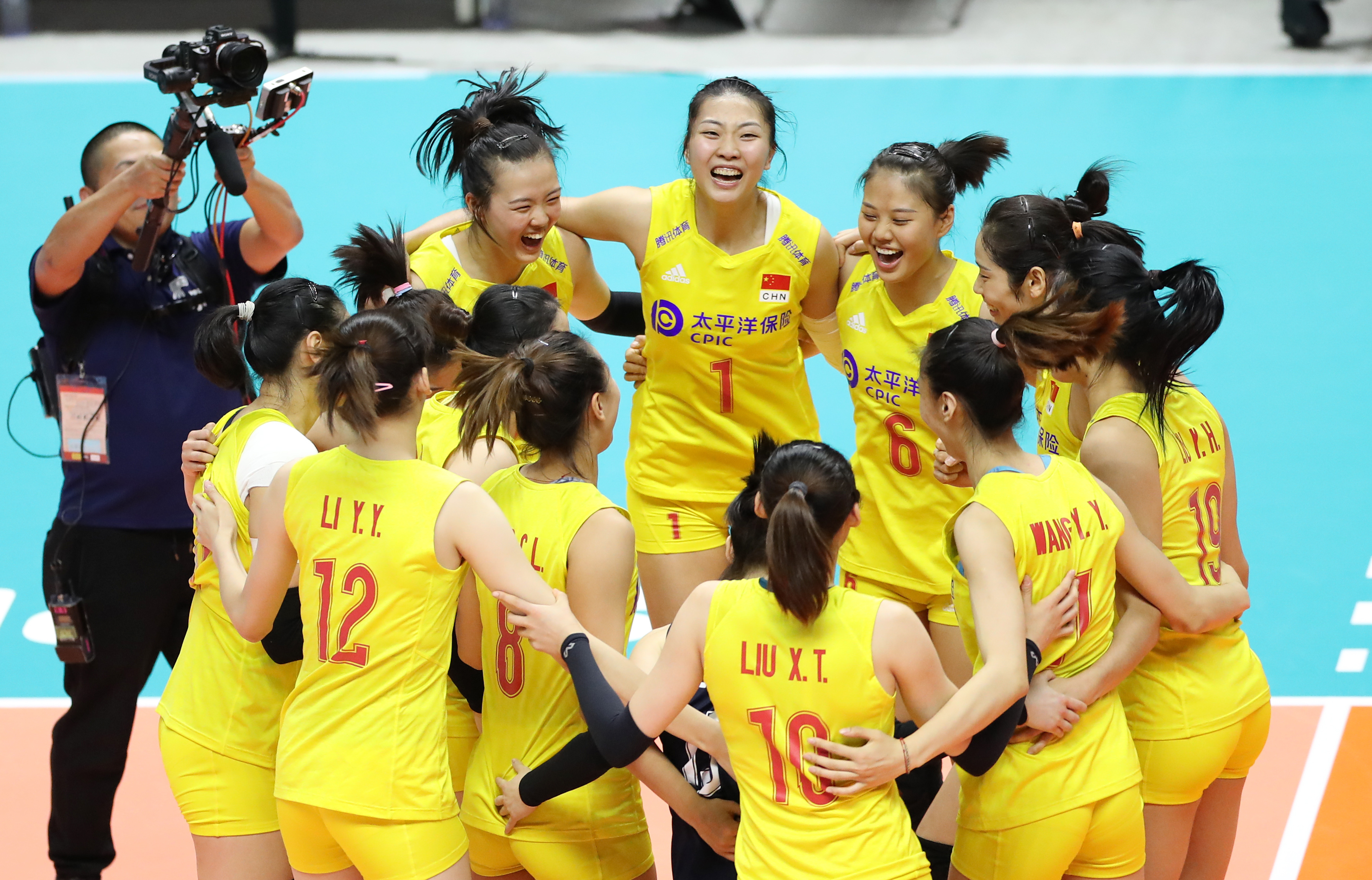 9月23日,中国队球员庆祝比赛胜利.新华社记者杜潇逸摄