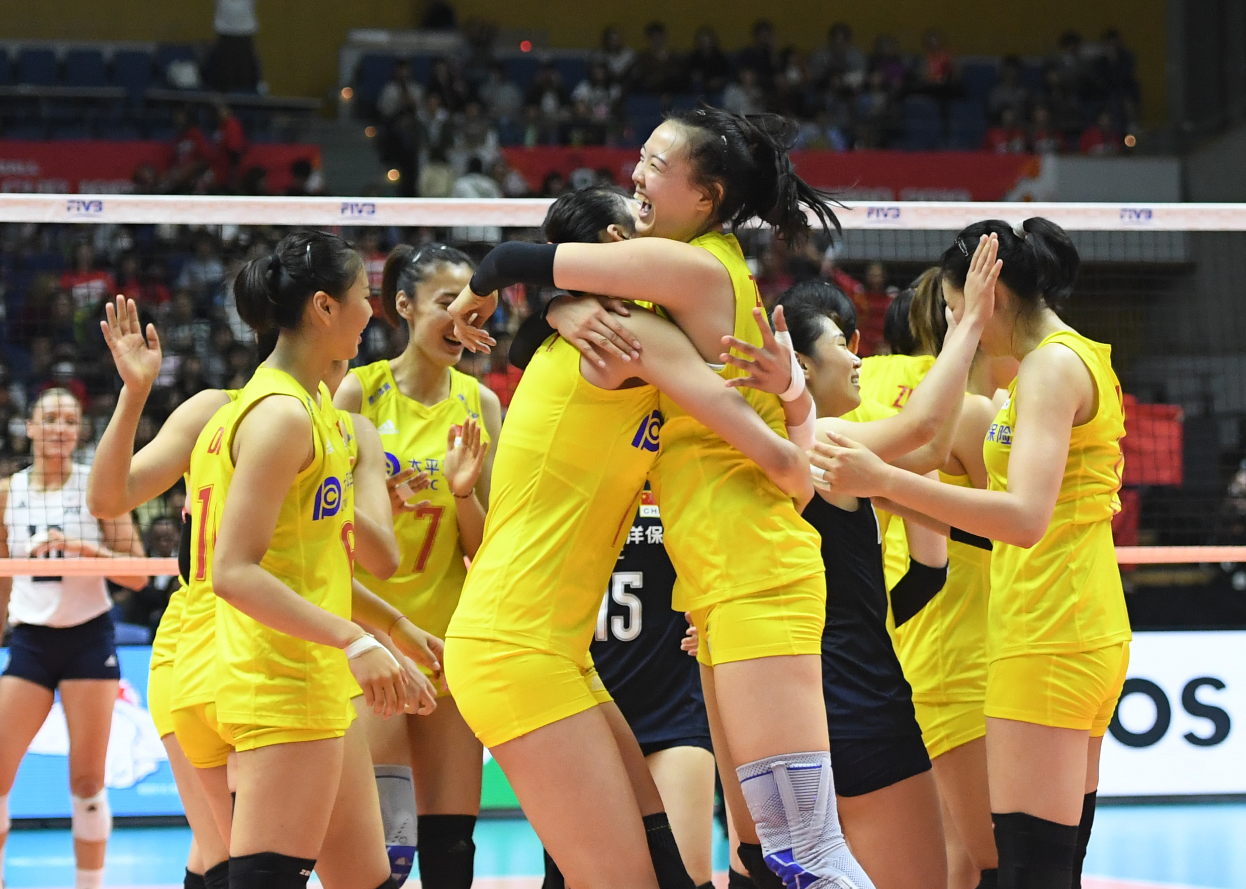 9月23日,中国队球员在比赛后庆祝胜利.新华社记者贺灿铃摄