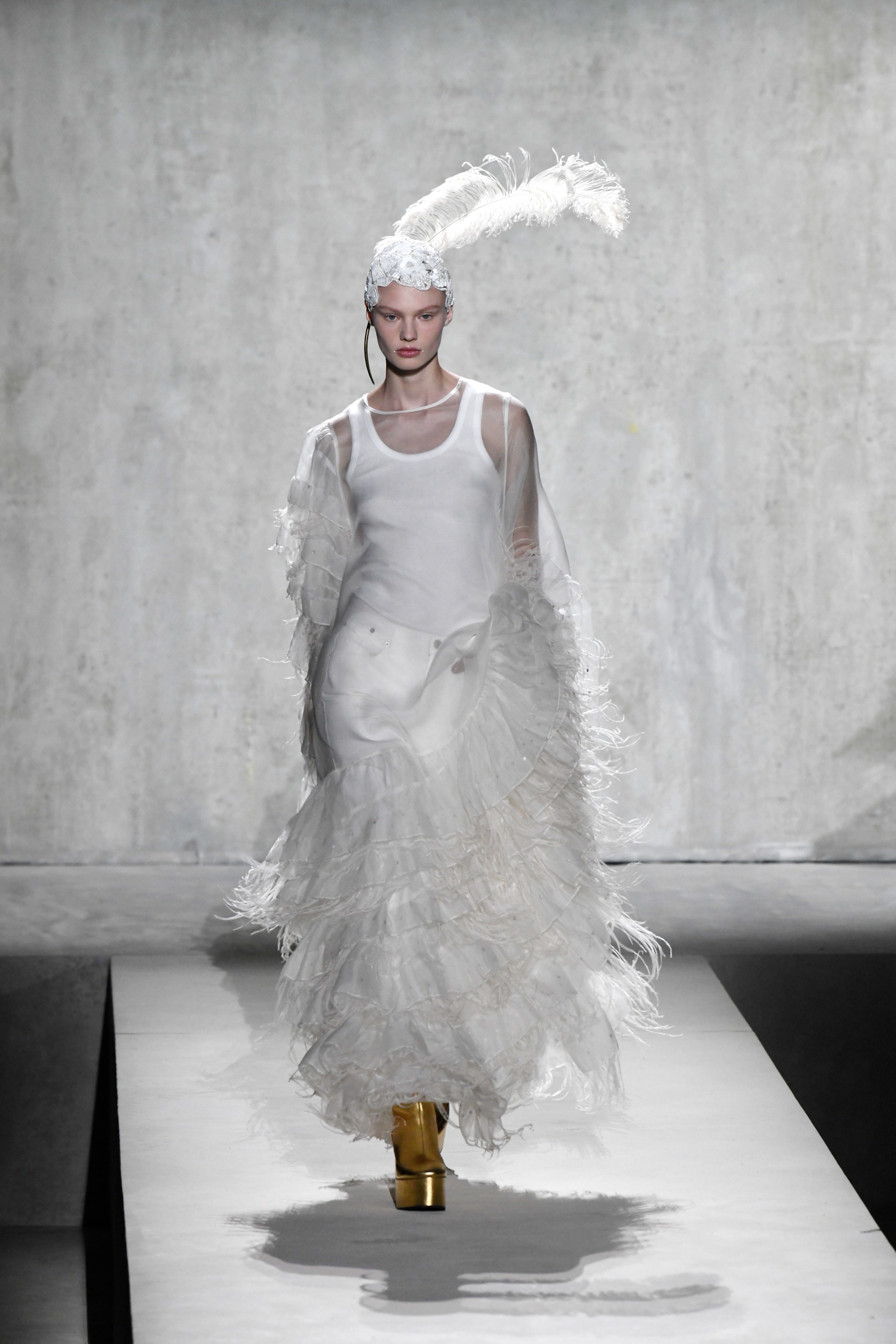 9月25日,在法国巴黎时装周上,模特展示dries van noten品牌2020春夏