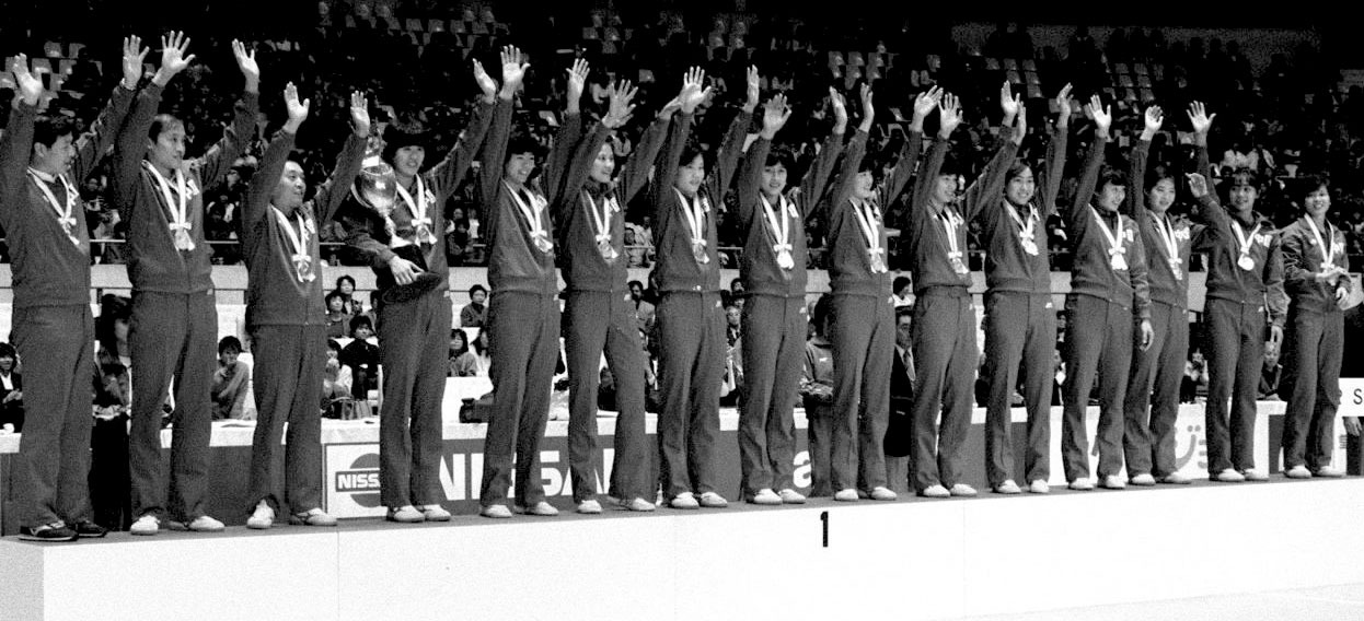 这是1984年8月7日,中国女排在洛杉矶奥运会女排颁奖仪式上向观众致意.