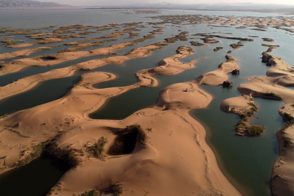 9月17日,无人机在内蒙古自治区乌海市拍摄的乌海湖美景.