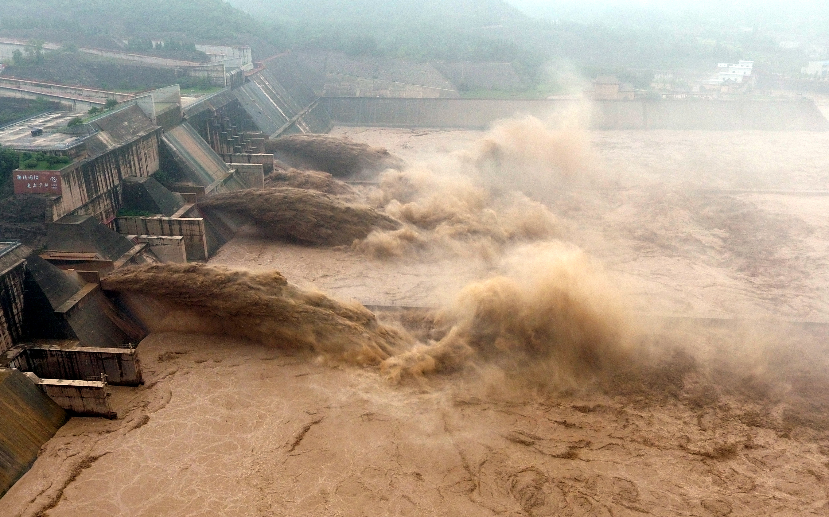 Разрыв дамбы. Река Хуанхэ ГЭС. Хуанхэ, Китай ГЭС. Хуанхэ Хэнань. Плотина на Хуанхэ.