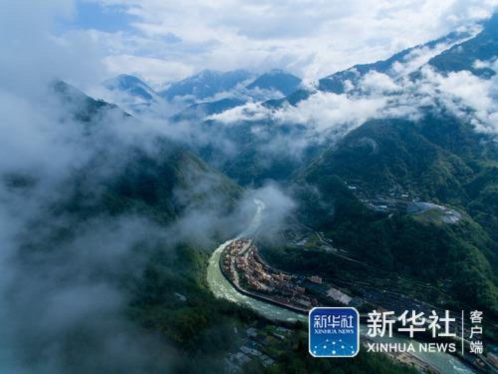 云雾缭绕的独龙江峡谷,高黎贡山与担当力卡山夹江而立(4月18日无人