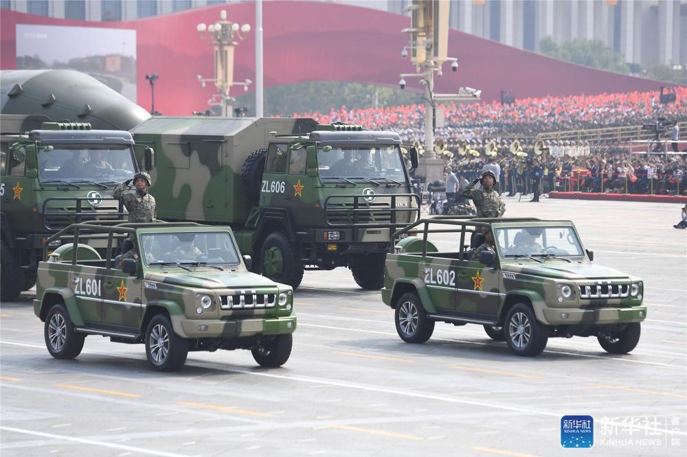 这是受阅的补给供应方队通过东单路口.新华社记者张豪夫摄