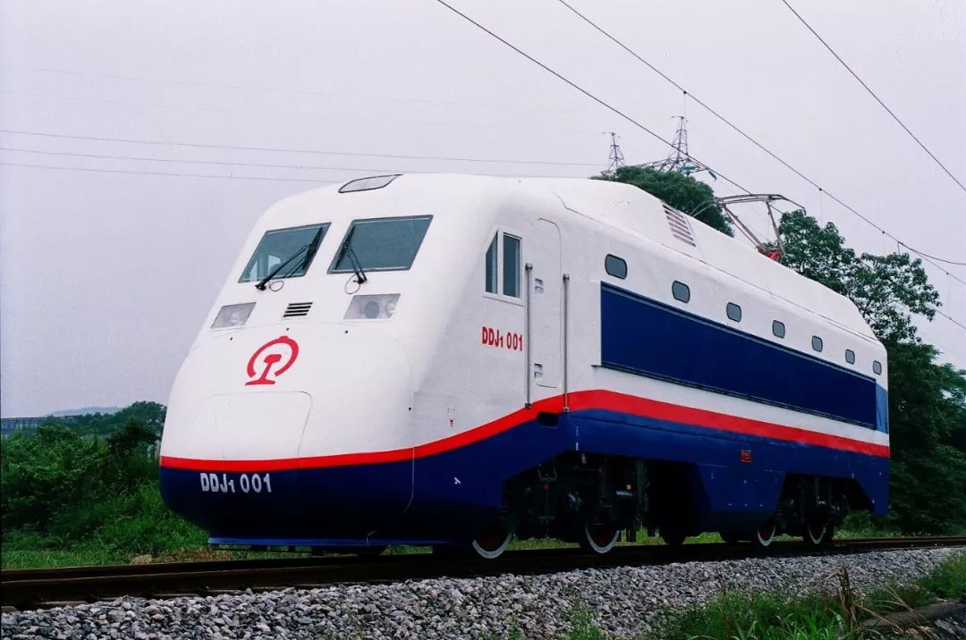 我国第一列国产时速200公里的商业营运列车——ddj1型动车组大白 