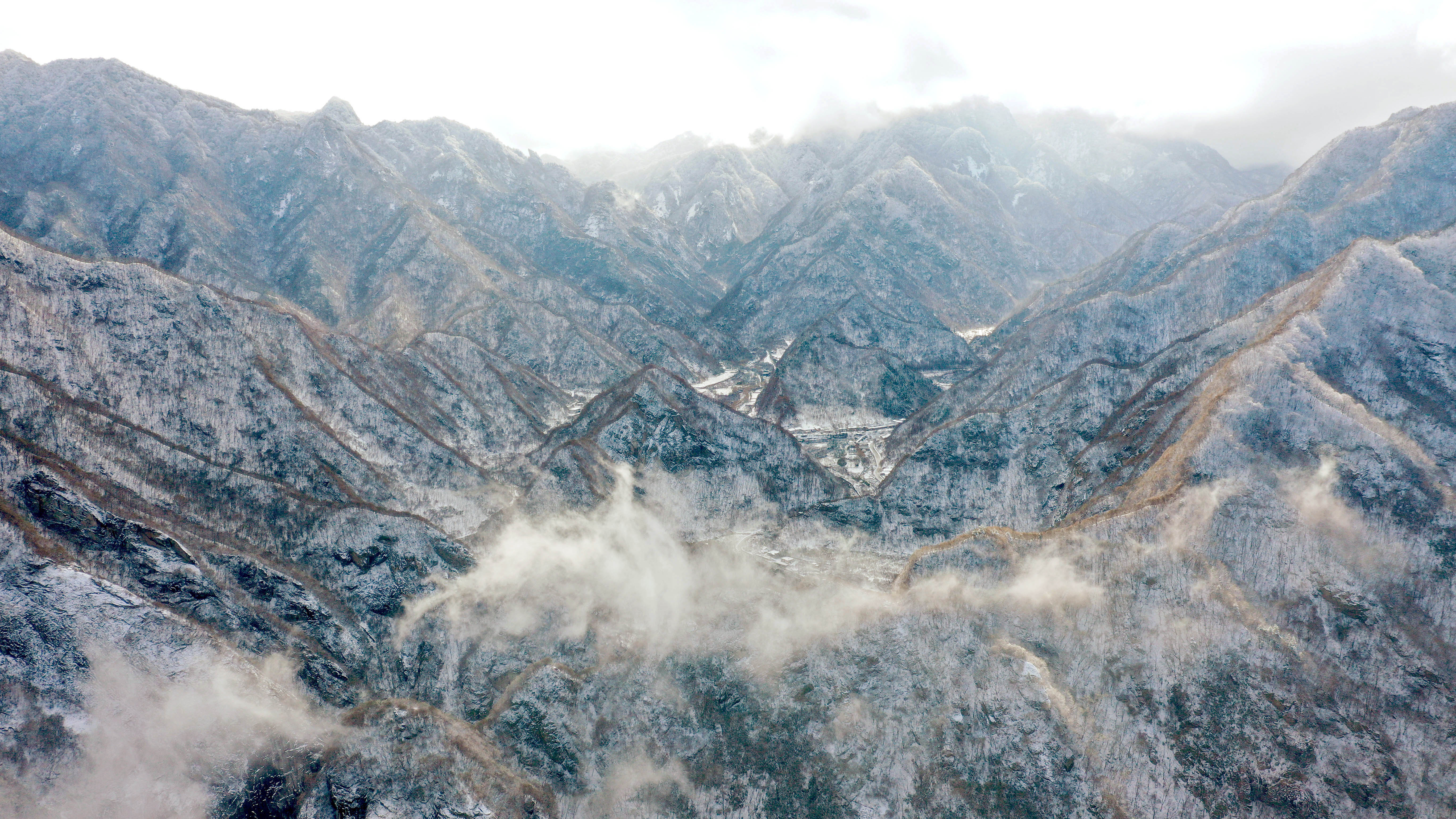 11月25日无人机拍摄的秦岭西安段沣峪口雪景.