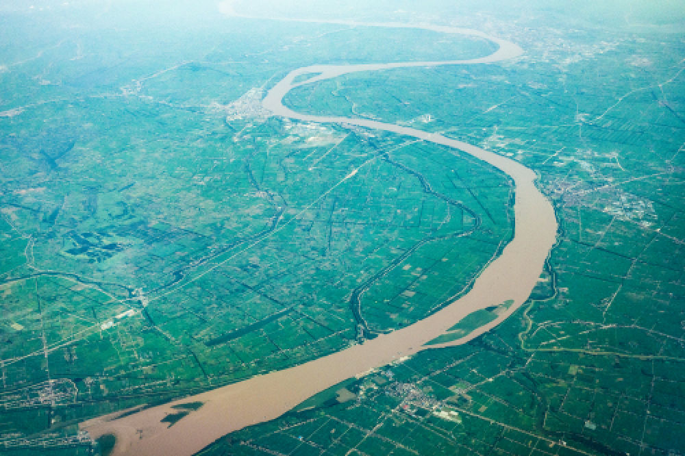 长江航拍早在史前时期,长江中下游就曾有良渚,石家河等著名的新石器