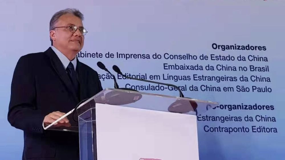 罗尼·林斯在圣保罗《习近平谈治国理政》第一卷、第二卷葡文巴西版首发式上致辞。