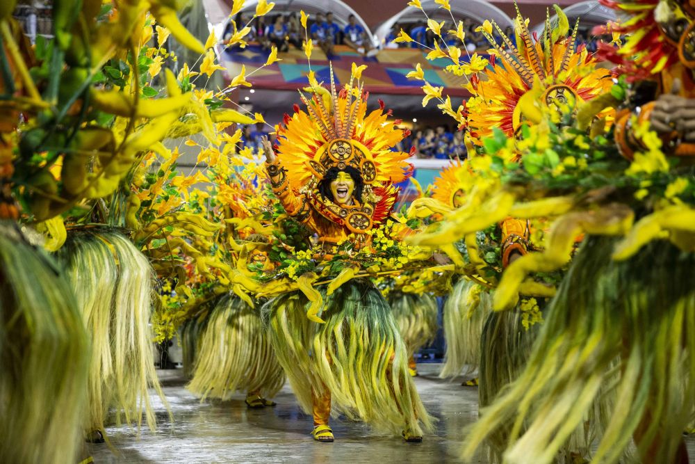 2019年3月4日晚,在巴西里约热内卢,桑巴舞校演员参加狂欢节游行.