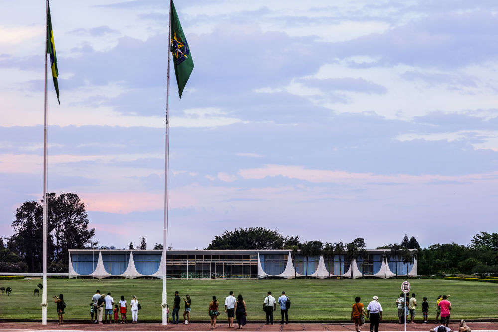 这是2019年11月2日拍摄的游客在巴西利亚总统官邸外参观.