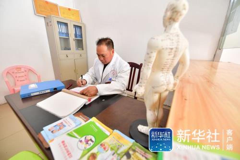 52年、20多辆车、数十万公里、10万人次——村庄里的“父子兄弟”村医