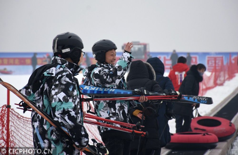 在河北省邢台市南和嘉年华滑雪场,一些残疾人冰雪运动爱好者在练习