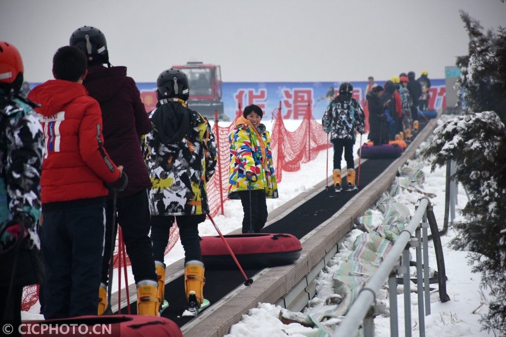 在河北省邢台市南和嘉年华滑雪场,一些残疾人冰雪运动爱好者准备