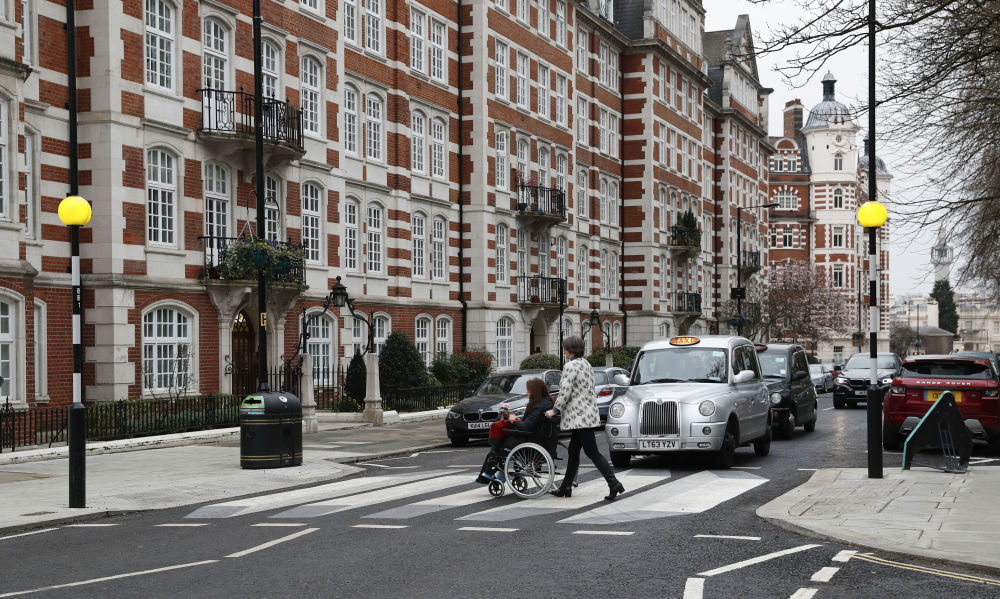 3月1日,在英国伦敦,行人从3d斑马线上走过.(新华社记者韩岩摄)