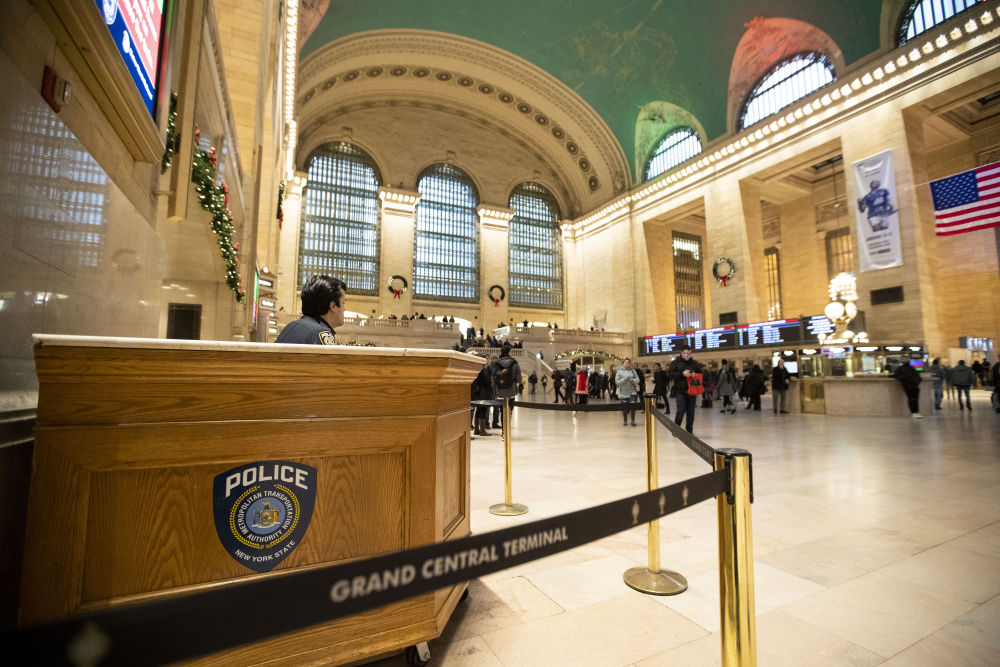 1月6日,警察在美国纽约中央车站执勤.