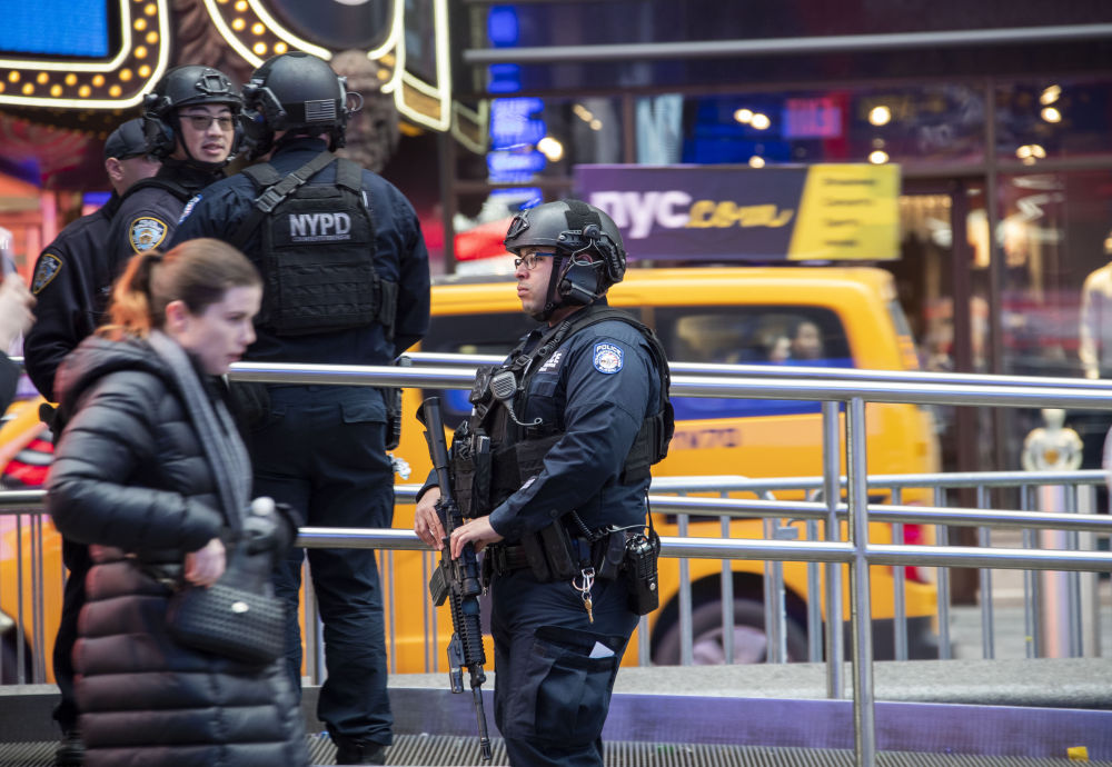 1月6日,警察在美国纽约时报广场执勤
