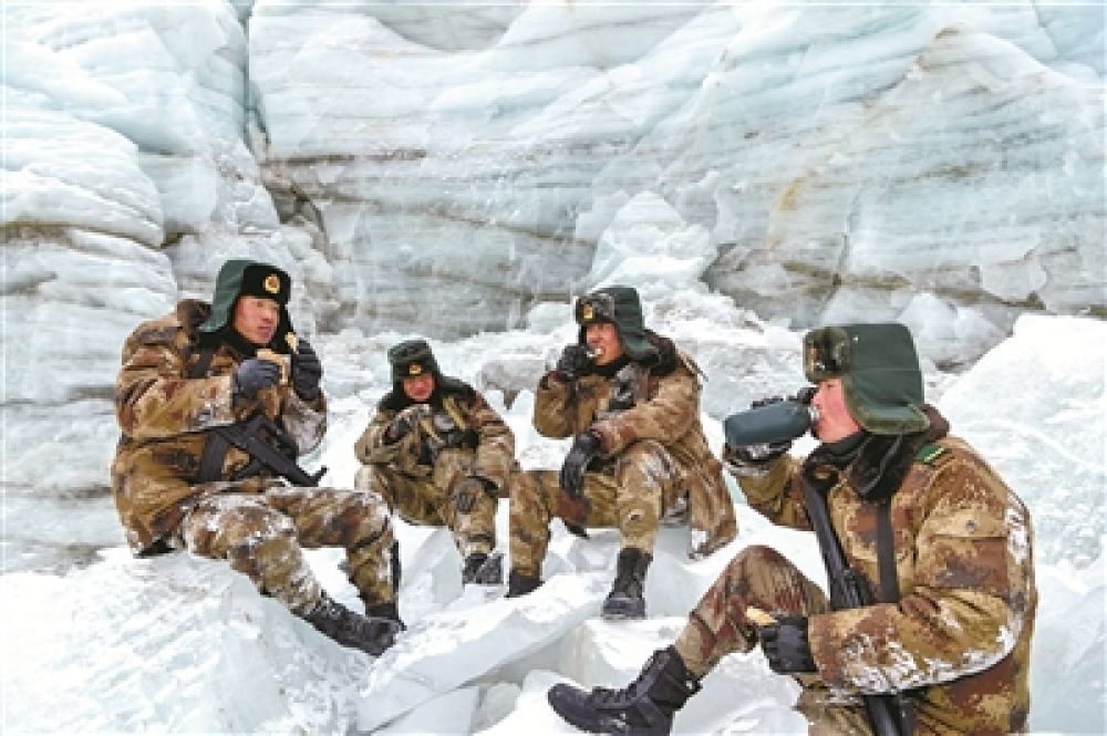 边防战士吃冰图片图片