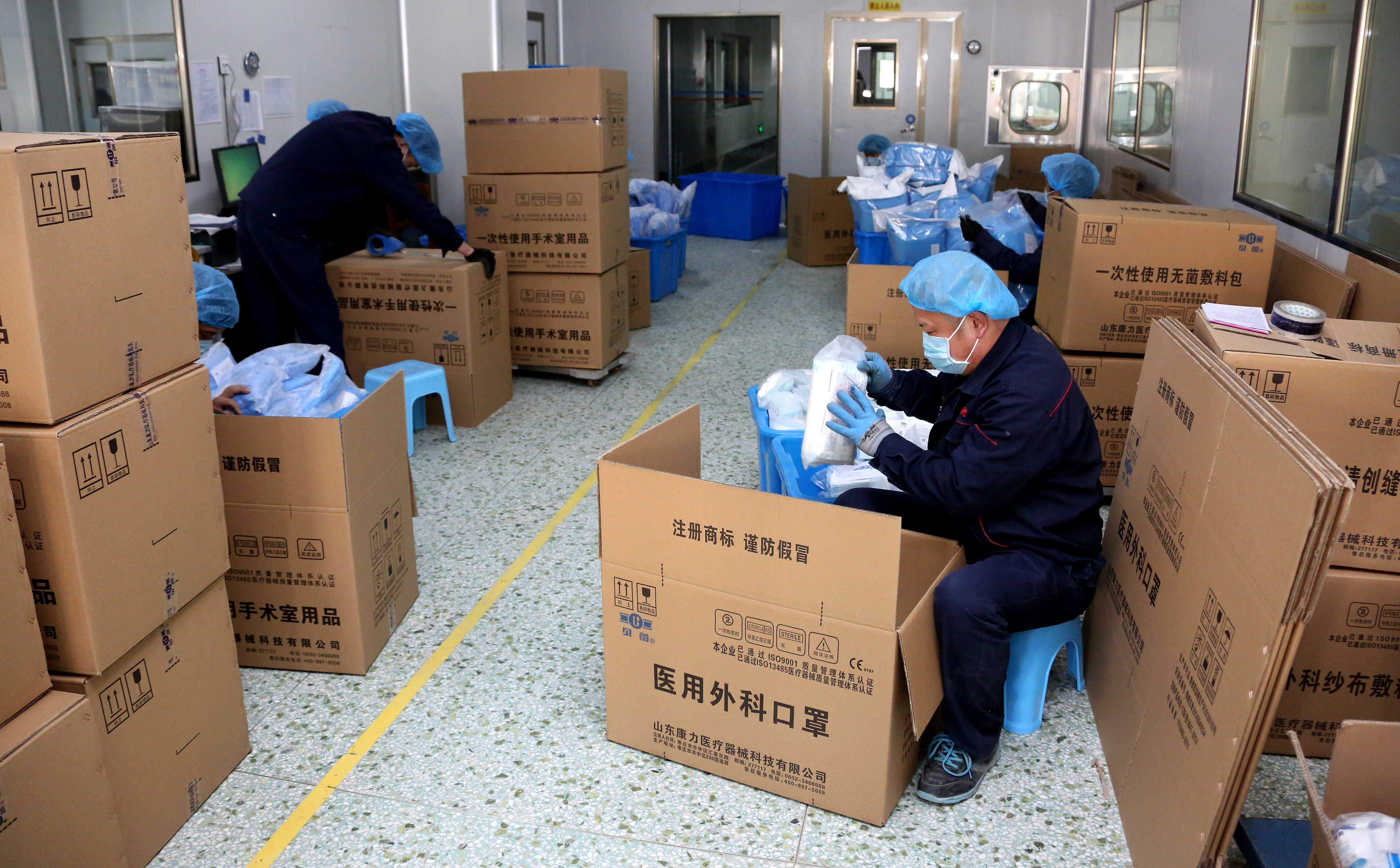 山东省枣庄市市中区一家专业生产医护用品的企业工人在包装医用口罩