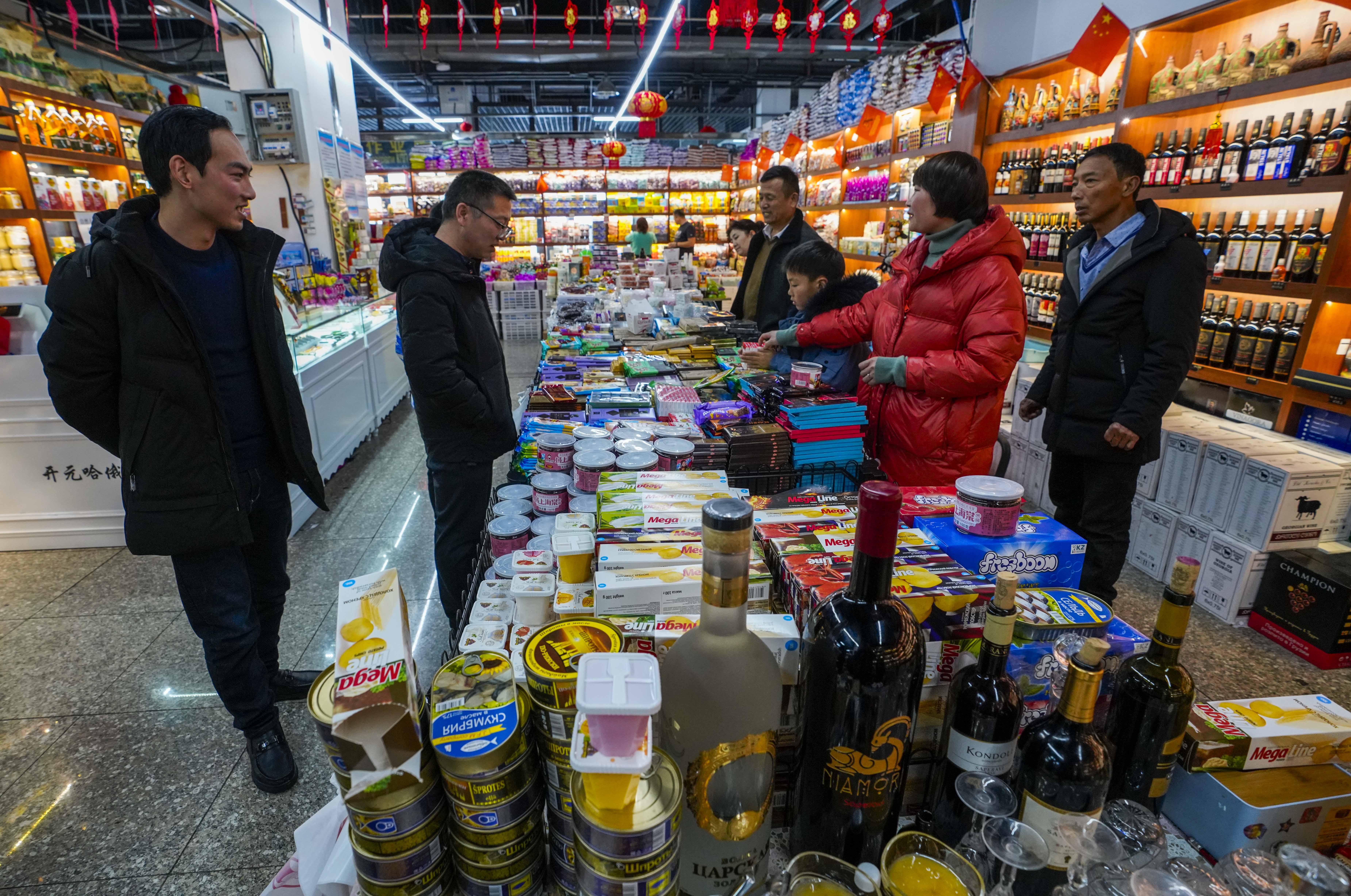 新疆:小城边贸市场节前兴旺