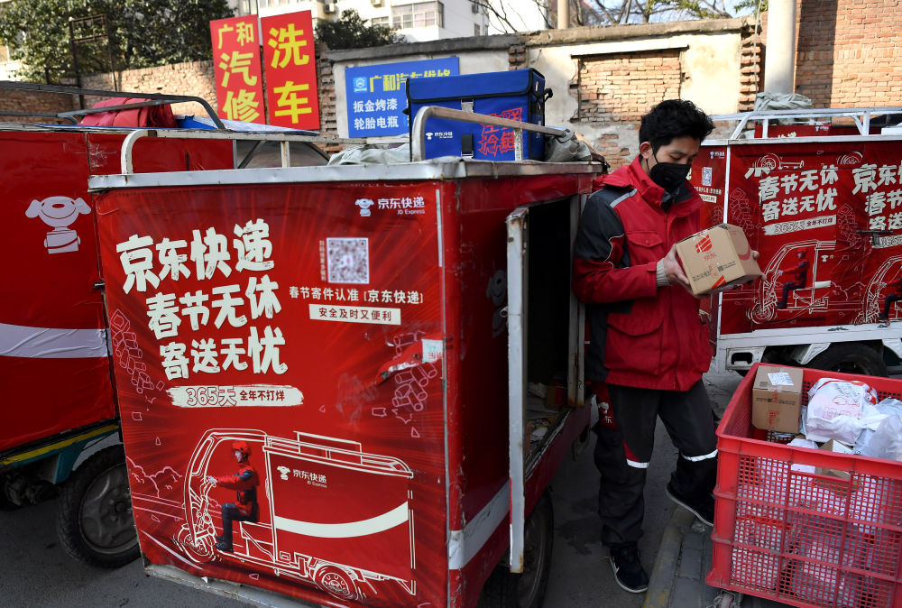 快递小哥疫路逆行者