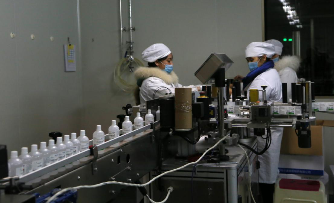 在尔康制药原辅料厂区的生产线上,员工们正在各自的岗位上紧张有序地