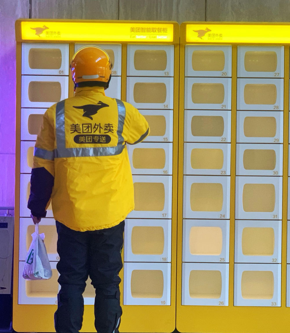 无接触配送让中国民众放心线上消费