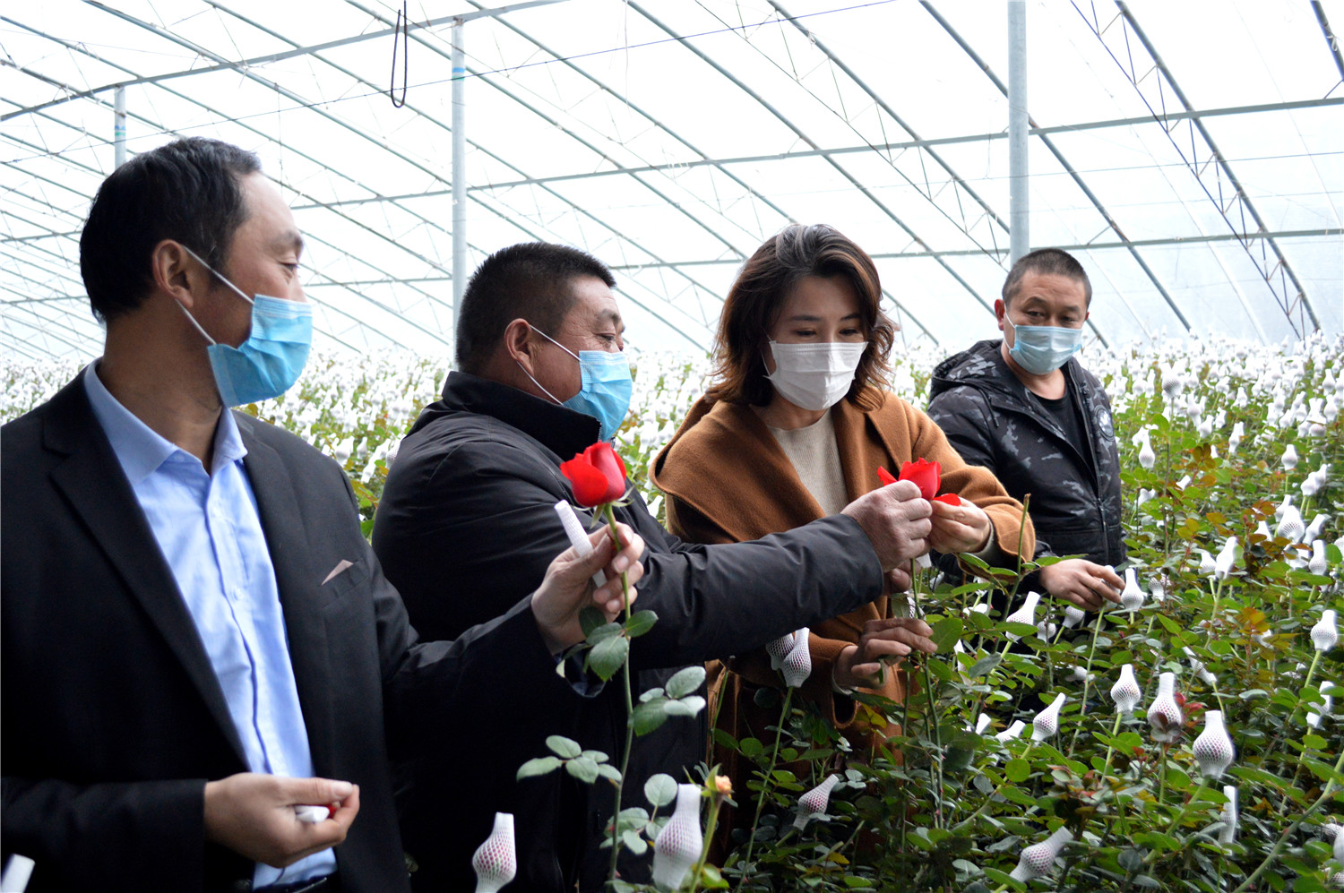 疫情下中国民众爱心汇聚 爱的节日