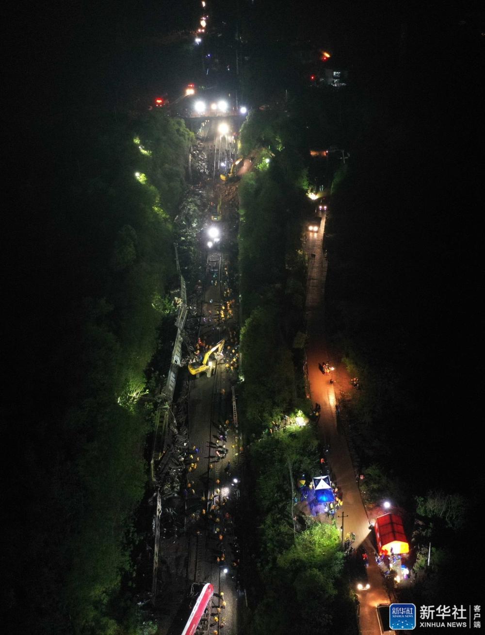 「新华社」京广铁路脱轨事故现场见闻，“要在最短时间内恢复！”
